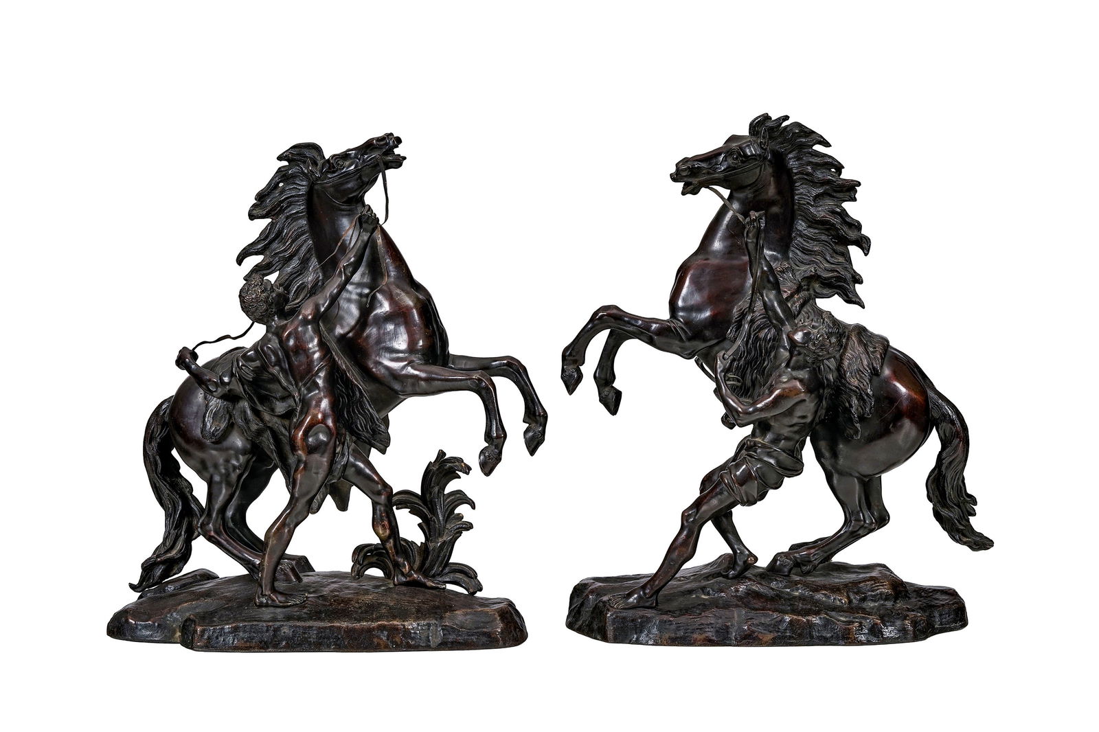 Guillaume Coustou (1677-1746) (d'après), Les chevaux de Marly, 2 épreuves en bronze à: Guillaume Coustou (1677-1746) (d'après), Les chevaux de Marly, 2 épreuves en bronze à patine brune légèrement cuivrée, h. 48,5 et 50 cm Condition Manque un des deu