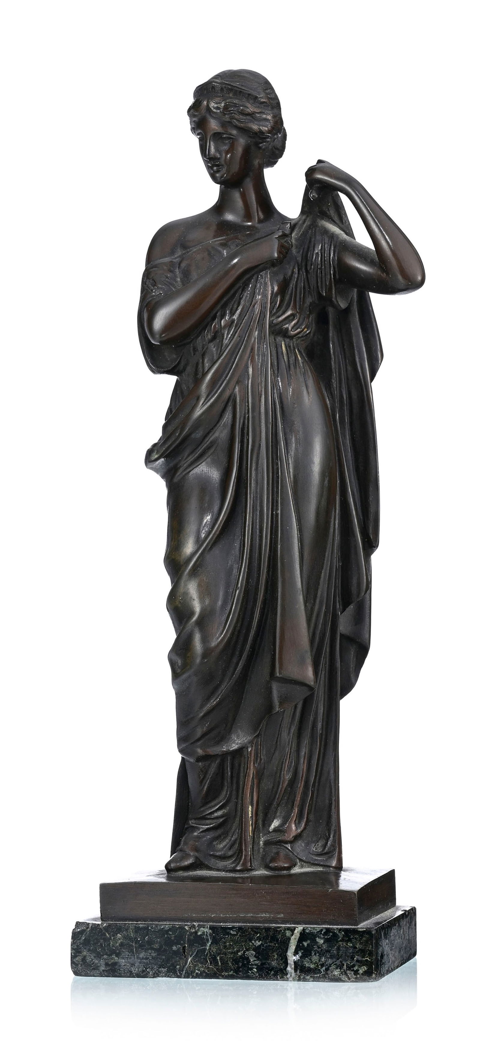 Femme à l'antique attachant son himation, bronze à patine brune, sur socle en marbre vert,: Femme à l'antique attachant son himation, bronze à patine brune, sur socle en marbre vert, non signé, h. 25 cm ConditionEclats au socle 