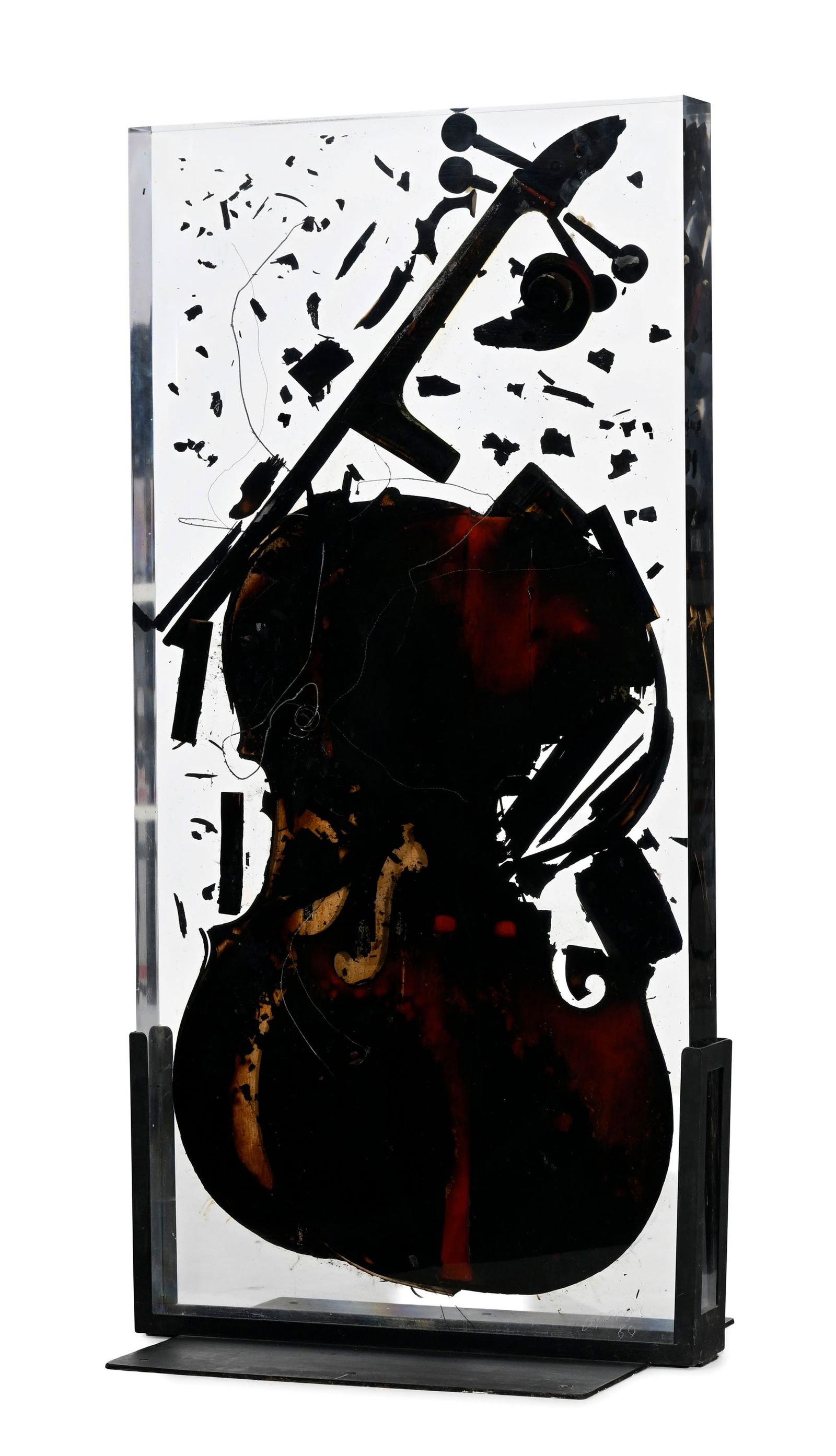 Arman (1928-2005), Colère et combustion de v_ioloncelle,_ 1989, sculpture en technique mixte (v: Arman (1928-2005), Colère et combustion de v_ioloncelle,_ 1989, sculpture en technique mixte (violoncelle brisé et brûlé inclus dans de la résine), signée et datée,