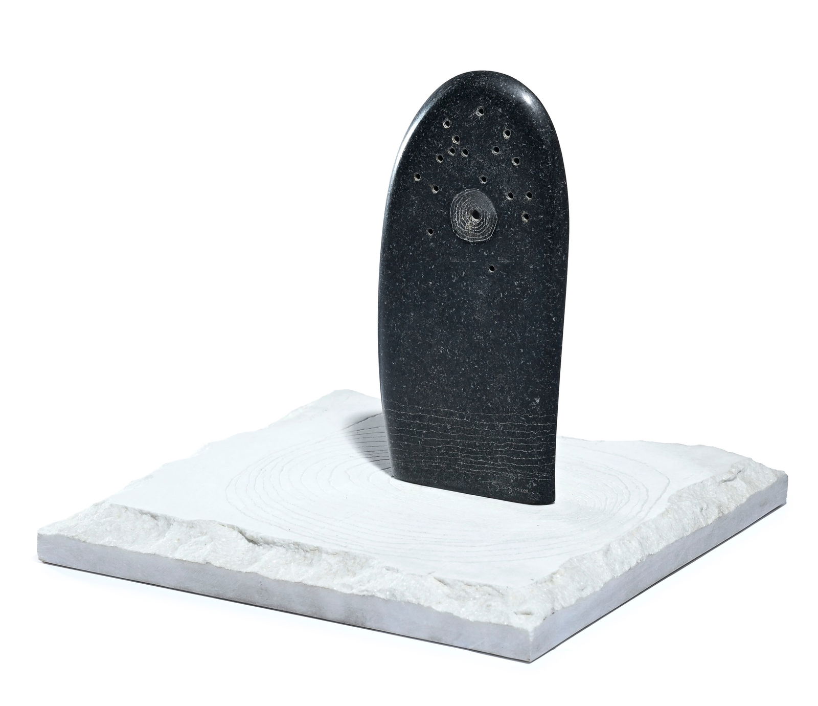 Alberto Guzman (1927-2017), "Ce qui embellit le désert", 1992, sculpture en pierre (granit noir: Alberto Guzman (1927-2017), "Ce qui embellit le désert", 1992, sculpture en pierre (granit noir et marbre blanc) avec texte gravé (extrait du Petit Prince), signée, contresignée,