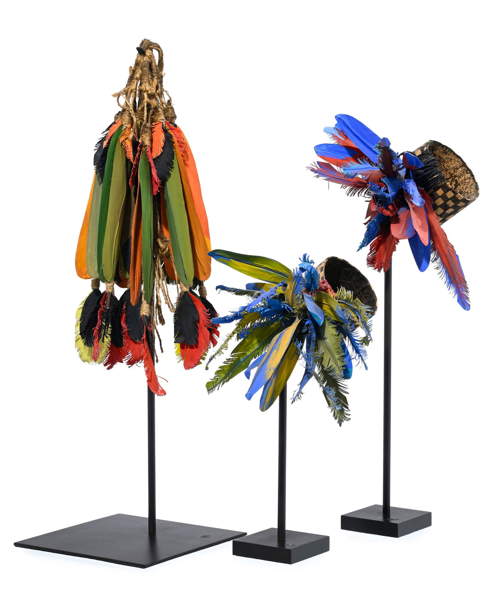 Isabelle de Borchgrave (1946-2024), 2 bracelets d'ornement et un bouquet rituel, d'inspiration abori: Isabelle de Borchgrave (1946-2024), 2 bracelets d'ornement et un bouquet rituel, d'inspiration aborigène, plumes polychromes ligaturées en pendeloque et papier tressé en damier, h.