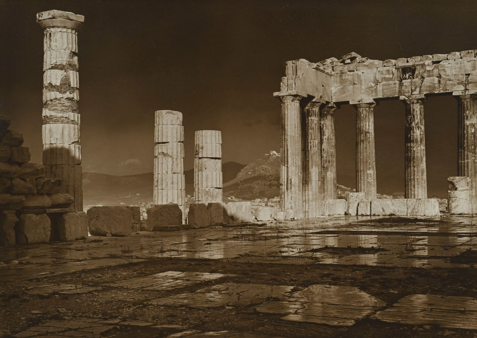 Frédéric Boissonnas (1858-1946), "Le Parthénon après l'orage", tirage argentique: Frédéric Boissonnas (1858-1946), "Le Parthénon après l'orage", tirage argentique contrecollé sur carton, signé, 28,5x40,5 cm 