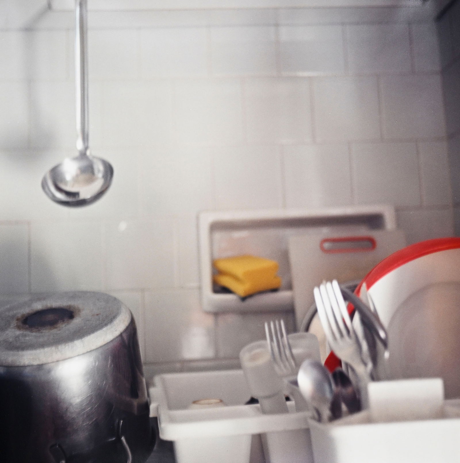 Marcello Simeone (1973), Sans titre (vaiselle), tirage chromogénique, 40x40 cm: Marcello Simeone (1973), Sans titre (vaiselle), tirage chromogénique, 40x40 cm 