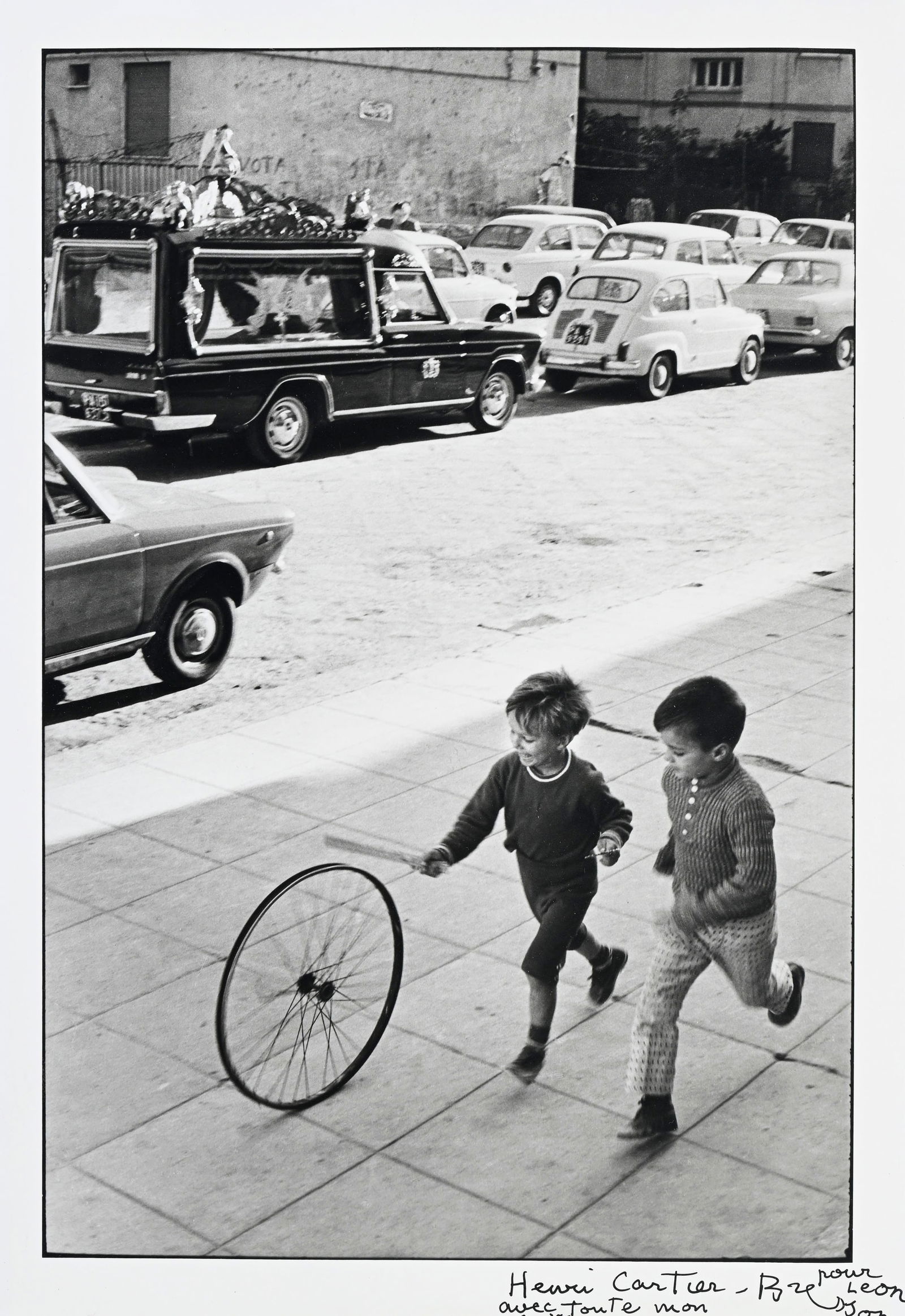Henri Cartier-Bresson (1908-2004), "Palerme, Italie (enfants)", tirage argentique, signé et d&#: Henri Cartier-Bresson (1908-2004), "Palerme, Italie (enfants)", tirage argentique, signé et dédicacé "pour Léon, avec toute mon amitié", 35,5x24 cm Provenance: Collection