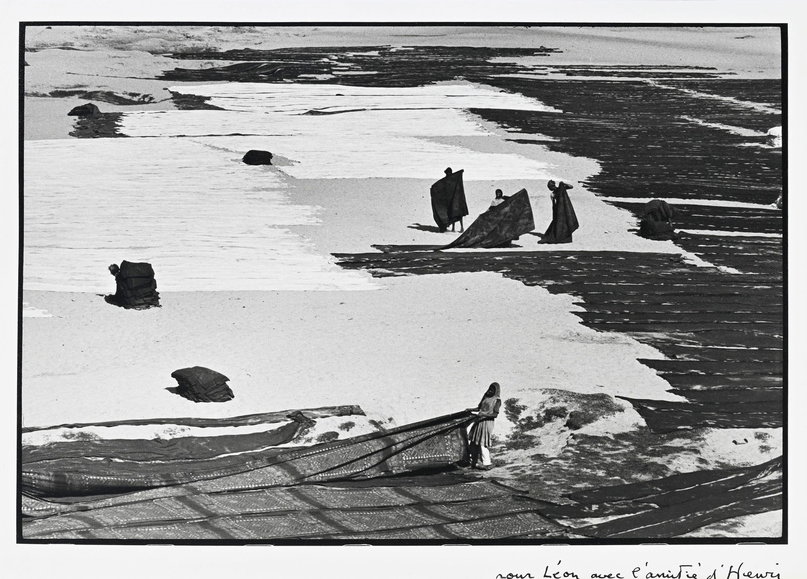 Henri Cartier-Bresson (1908-2004), "Ahmadabad", tirage argentique, signé et dédicacé : Henri Cartier-Bresson (1908-2004), "Ahmadabad", tirage argentique, signé et dédicacé "pour Léon avec l'amitié d'Henri", 27x38,5 cm Provenance: Collection du Baron et de la