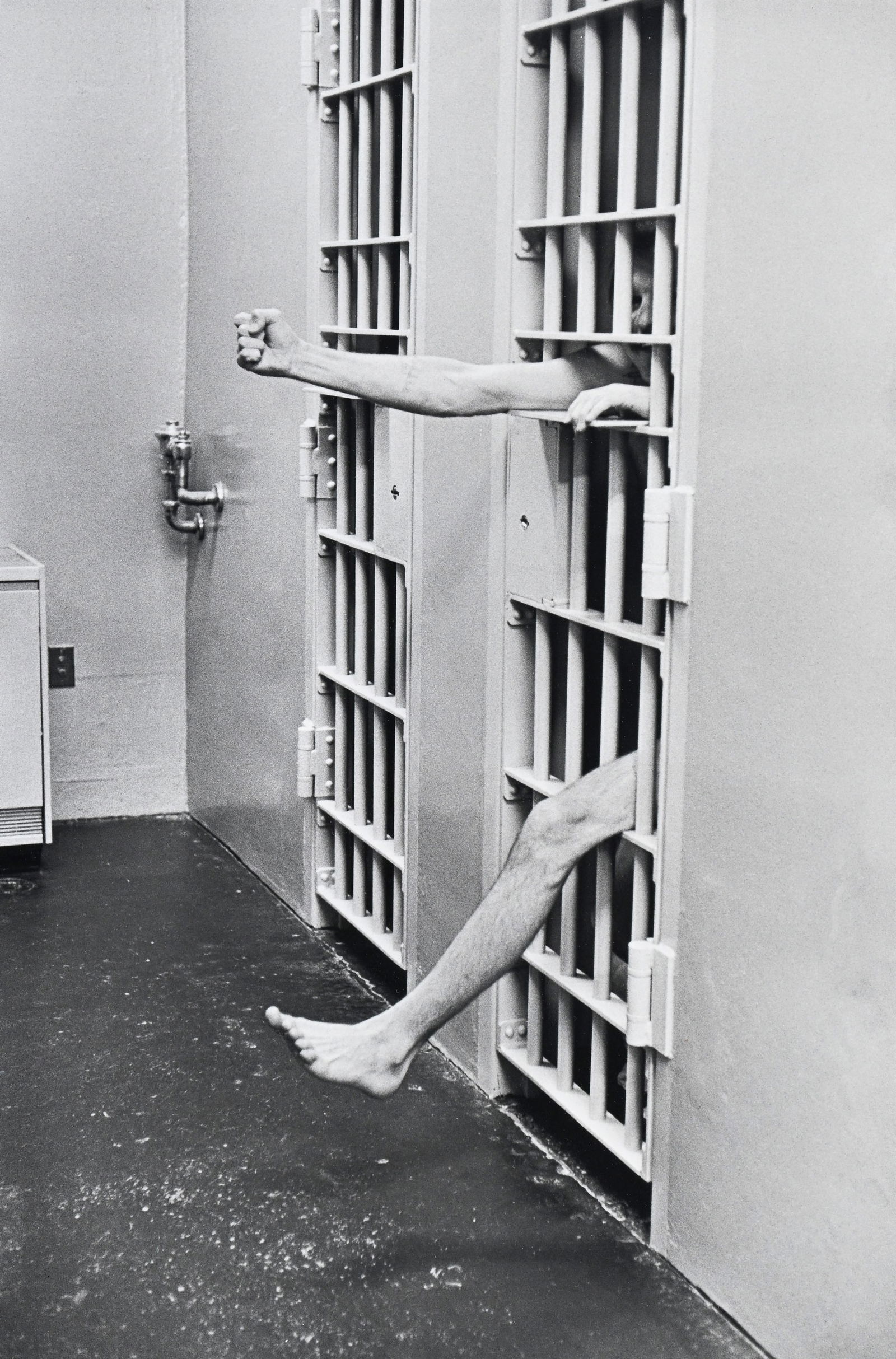 Henri Cartier-Bresson (1908-2004), "Cell of a model prison USA", tirage argentique, signé et d&: Henri Cartier-Bresson (1908-2004), "Cell of a model prison USA", tirage argentique, signé et dédicacé "à Henri Lambert", tampon d'artiste et annoté "N.Jap:311" au verso,