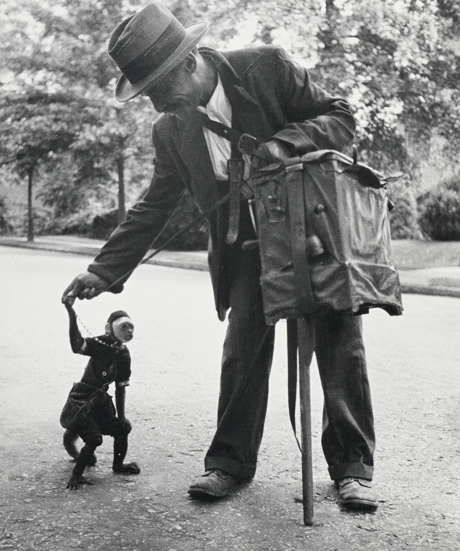 Samuel H. Gottscho (1875-1971), "Untitled (Organ Grinder and Monkey)", tirage argentique, 22x18,5 cm: Samuel H. Gottscho (1875-1971), "Untitled (Organ Grinder and Monkey)", tirage argentique, 22x18,5 cm (à vue) Provenance: Collection du Baron et de la Baronne Lambert Au verso: étiquette
