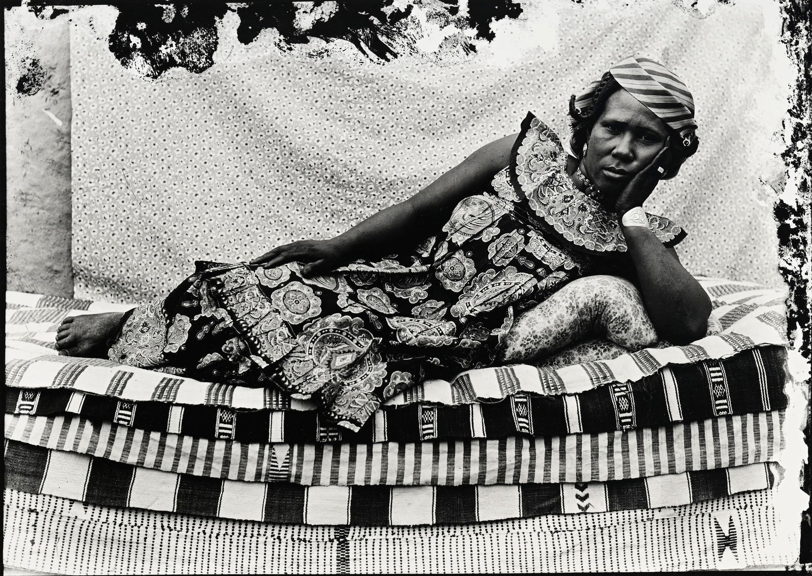 Seydou Keita (1921-2001), Sans titre (Femme allongée sur un lit, 1958), 1998, tirage argentique: Seydou Keita (1921-2001), Sans titre (Femme allongée sur un lit, 1958), 1998, tirage argentique, signé et daté, 40x56 cm, 48,5x59 cm (feuille, à vue) Provenance: Galerie