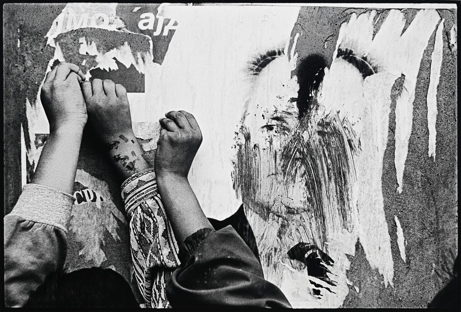 James Nachtwey (1948), ensemble de 7 tirages argentiques, années 90: Romania (Woman in bed et M: James Nachtwey (1948), ensemble de 7 tirages argentiques, années 90: Romania (Woman in bed et Man at table), India (Man walking in field), Kosovo (Tearing posters et Bloody Handprints), Sudan