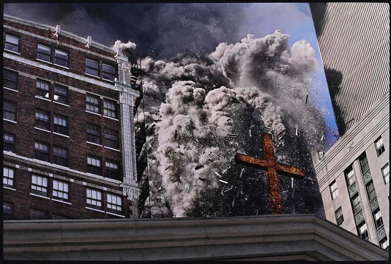 James Nachtwey (1948), "World Trade Center 11th Sept. (2001)", tirage pigmentaire sur papier photo, : James Nachtwey (1948), "World Trade Center 11th Sept. (2001)", tirage pigmentaire sur papier photo, signé au verso, 32,5x48 cm Provenance: Collection du Baron et de la Baronne