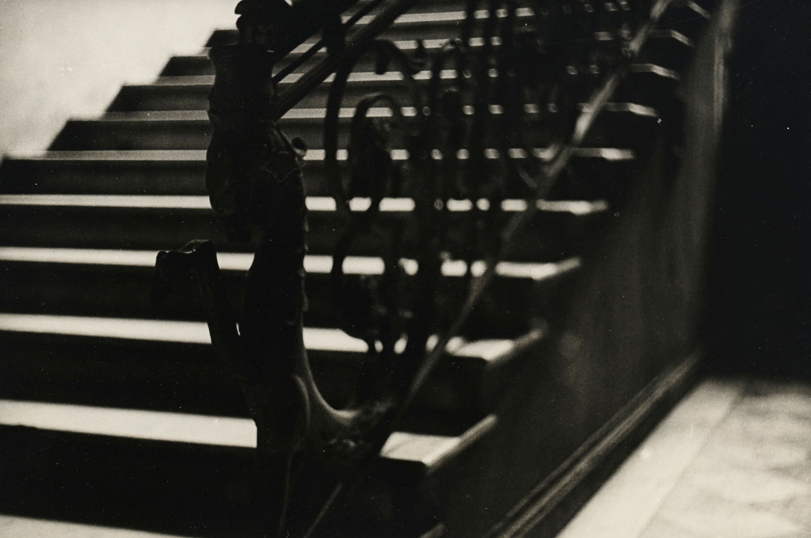 Boris Smelov (1951-1998), Escalier de Raskolnikov, tirage argentique, 19x28 cm (à vue) Pro: Boris Smelov (1951-1998), Escalier de Raskolnikov, tirage argentique, 19x28 cm (à vue) Provenance: Collection du Baron et de la Baronne Lambert ProvenancePatiemment constituée sur