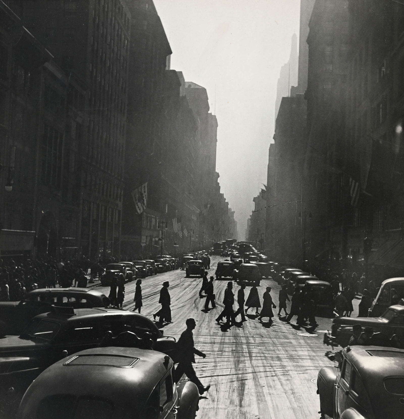 Fred Stein (1909-1967), Fifth Avenue, c.1945, tirage argentique, 29x28 cm (à vue) Provenan: Fred Stein (1909-1967), Fifth Avenue, c.1945, tirage argentique, 29x28 cm (à vue) Provenance: Collection du Baron et de la Baronne Lambert ConditionQuelques craquelures