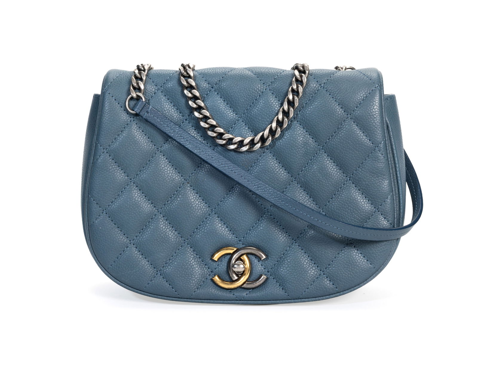 Chanel, sac Casual Trip à rabat en cuir caviar bleu matelassé, année 2016-17, longue : Chanel, sac Casual Trip à rabat en cuir caviar bleu matelassé, année 2016-17, longue bandoulière à chaîne avec partie en cuir, fermoir CC, métal noirci, housse,