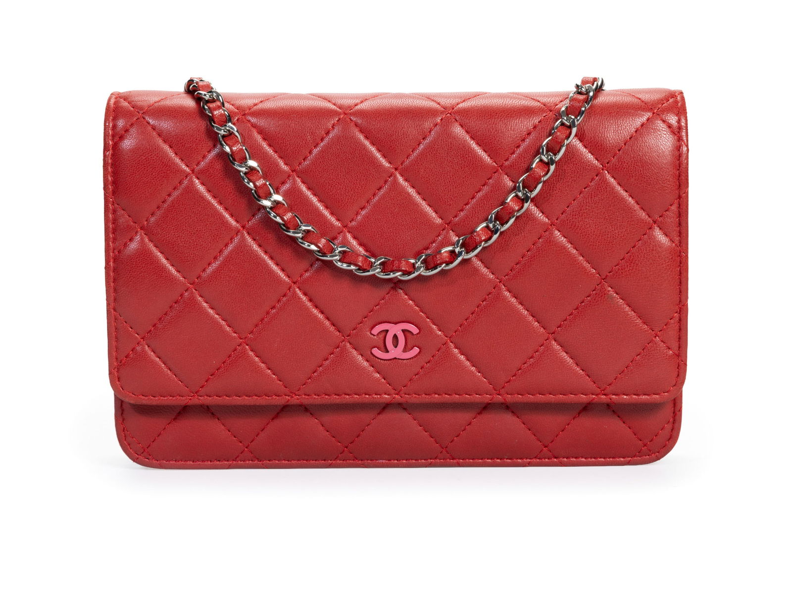 Chanel, pochette Wallet on Chain en cuir lisse rouge matelassé, année 2014-15, fermoir CC : Chanel, pochette Wallet on Chain en cuir lisse rouge matelassé, année 2014-15, fermoir CC en émail rose, bandoulière à chainette et cuir entrelacé, housse, 13x19