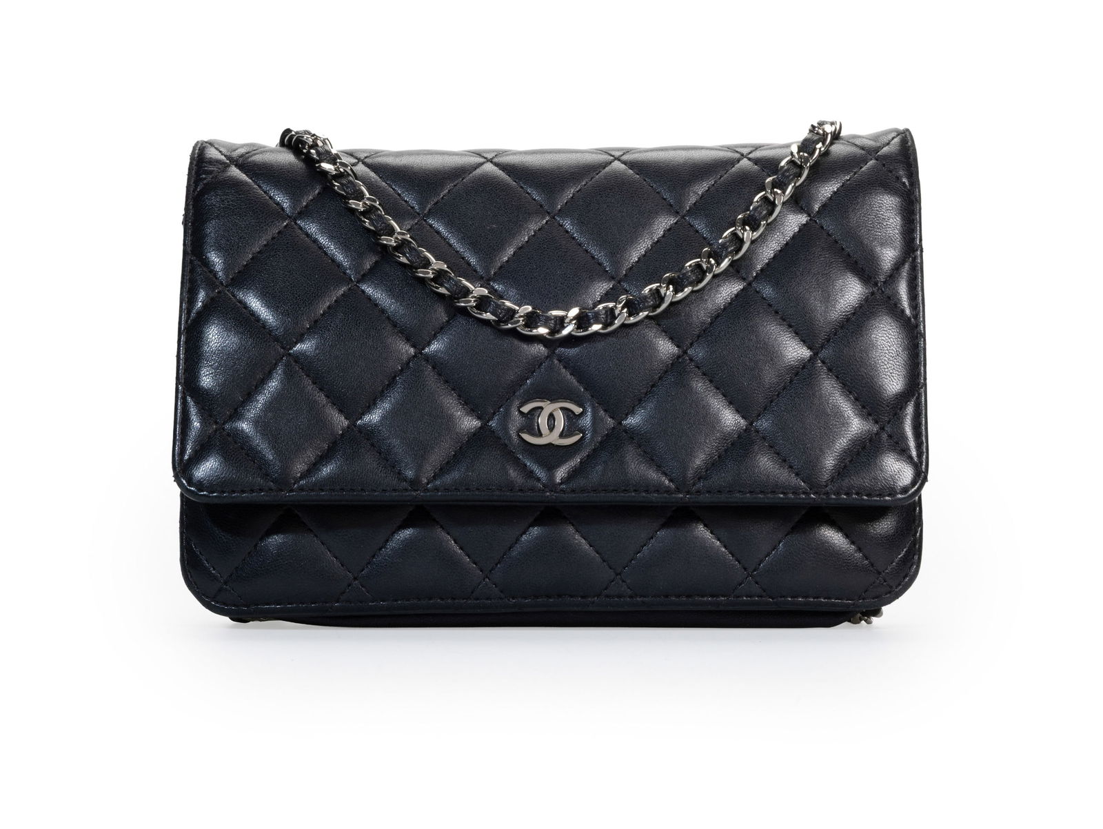 Chanel, pochette Wallet on Chain en cuir lisse noir matelassé, fermoir CC, bandoulière : Chanel, pochette Wallet on Chain en cuir lisse noir matelassé, fermoir CC, bandoulière à chainette et cuir entrelacé, housse, 13x19 cm 