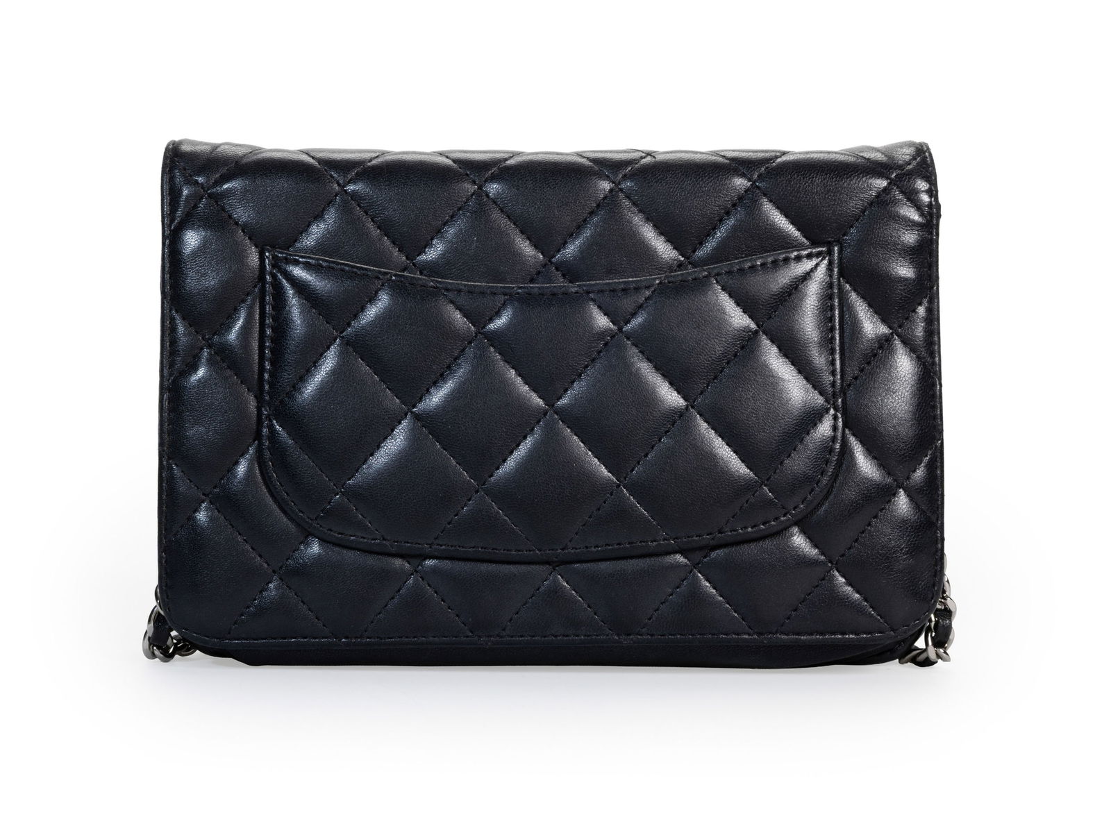 Chanel, pochette Wallet on Chain en cuir lisse noir matelassé, fermoir CC, bandoulière  - 2