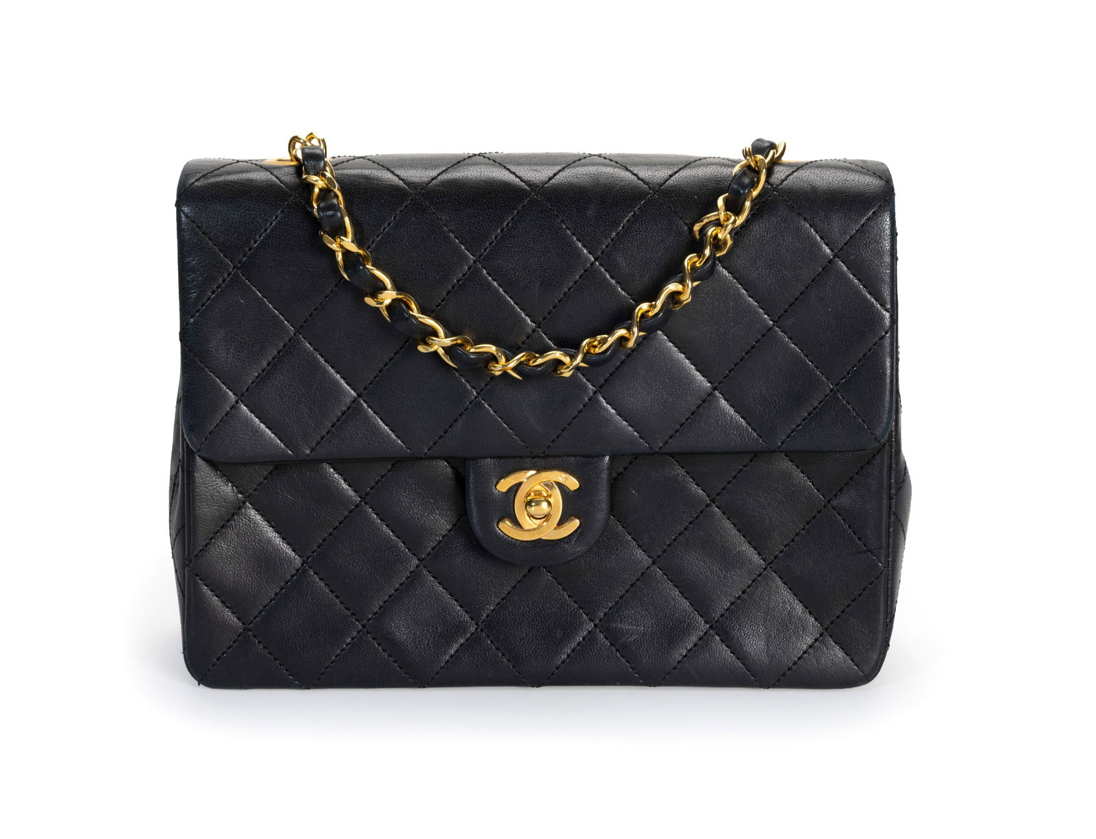 Chanel, sac Timeless Square à rabat simple en cuir noir matelassé, années 1989-1991, : Chanel, sac Timeless Square à rabat simple en cuir noir matelassé, années 1989-1991, longue bandoulière à chainette et cuir entrelacé, carte d'authenticité, housse,