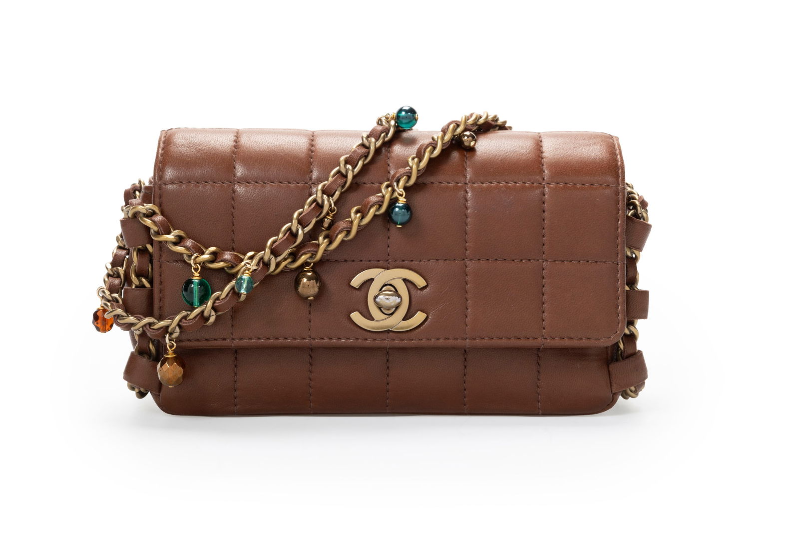 Chanel, sac à rabat Choco East West en cuir chocolat matelassé à carreaux, housse, an: Chanel, sac à rabat Choco East West en cuir chocolat matelassé à carreaux, housse, années 2002-2003, double bandoulière à chainette et cuir entrelacé, orné de