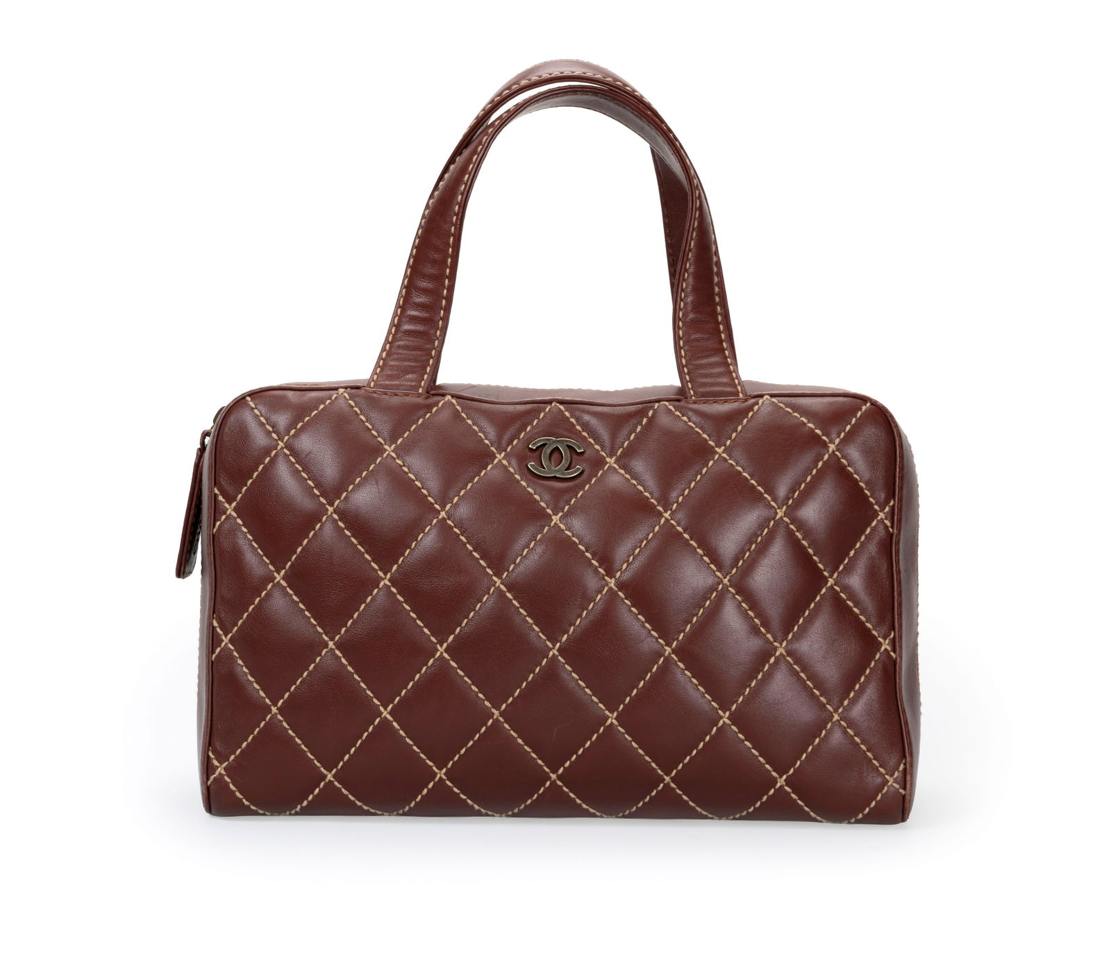 Chanel, sac bowling Wild stitch en cuir matelassé couleur auburn, années 2000-2002, port&#: Chanel, sac bowling Wild stitch en cuir matelassé couleur auburn, années 2000-2002, porté main, 20x33 cm ConditionAssez bon état général Légères usures aux