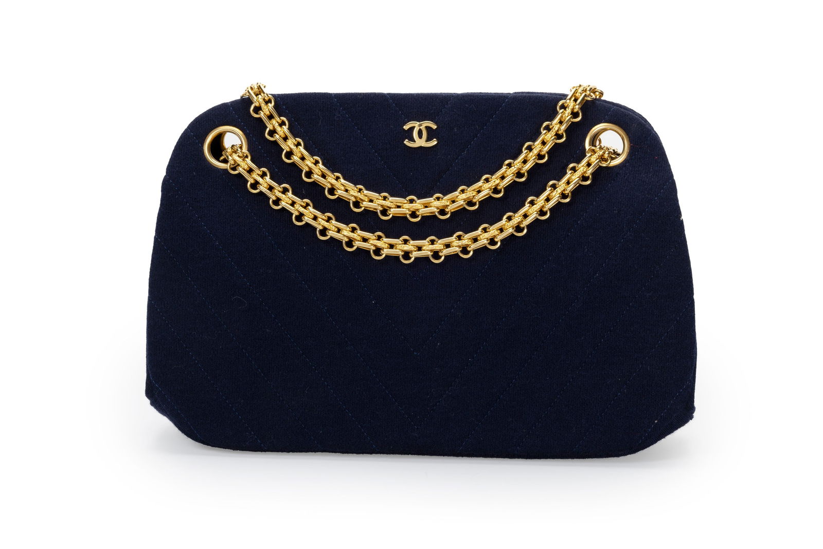 Chanel, sac Mademoiselle en jersey bleu marine matelassé à chevrons, années 1989-1991: Chanel, sac Mademoiselle en jersey bleu marine matelassé à chevrons, années 1989-1991, double bandoulière à chaînette en métal doré, intérieur avec