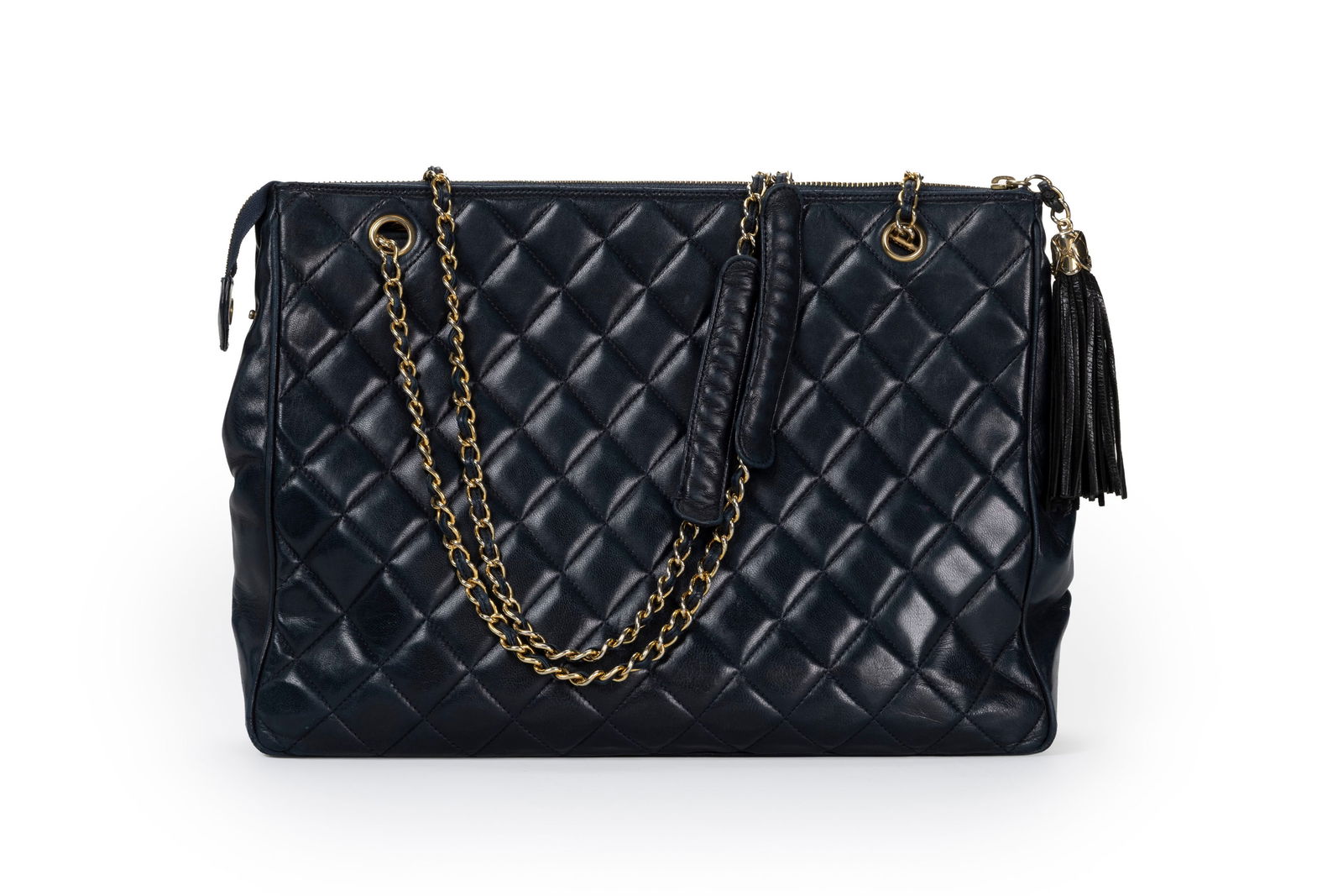 Chanel, sac vintage Shopper en cuir bleu marine matelassé, fermeture éclair, poche interne: Chanel, sac vintage Shopper en cuir bleu marine matelassé, fermeture éclair, poche interne centrale, double bandoulière à chaînette et cuir entrelacé, 26x36