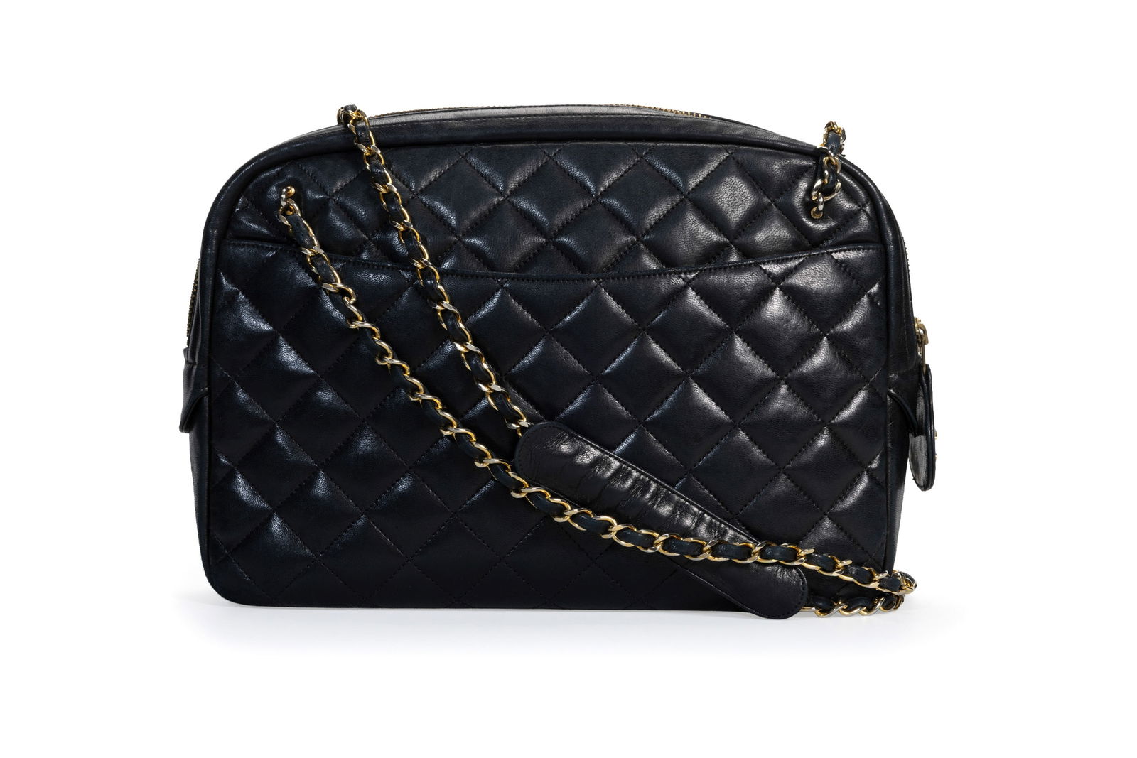 Chanel, sac Camera en cuir d'agneau bleu marine matelassé, années 1989-1991, double bandou: Chanel, sac Camera en cuir d'agneau bleu marine matelassé, années 1989-1991, double bandoulière à chaînette et cuir entrelacé, fermeture éclair avec languette CC,