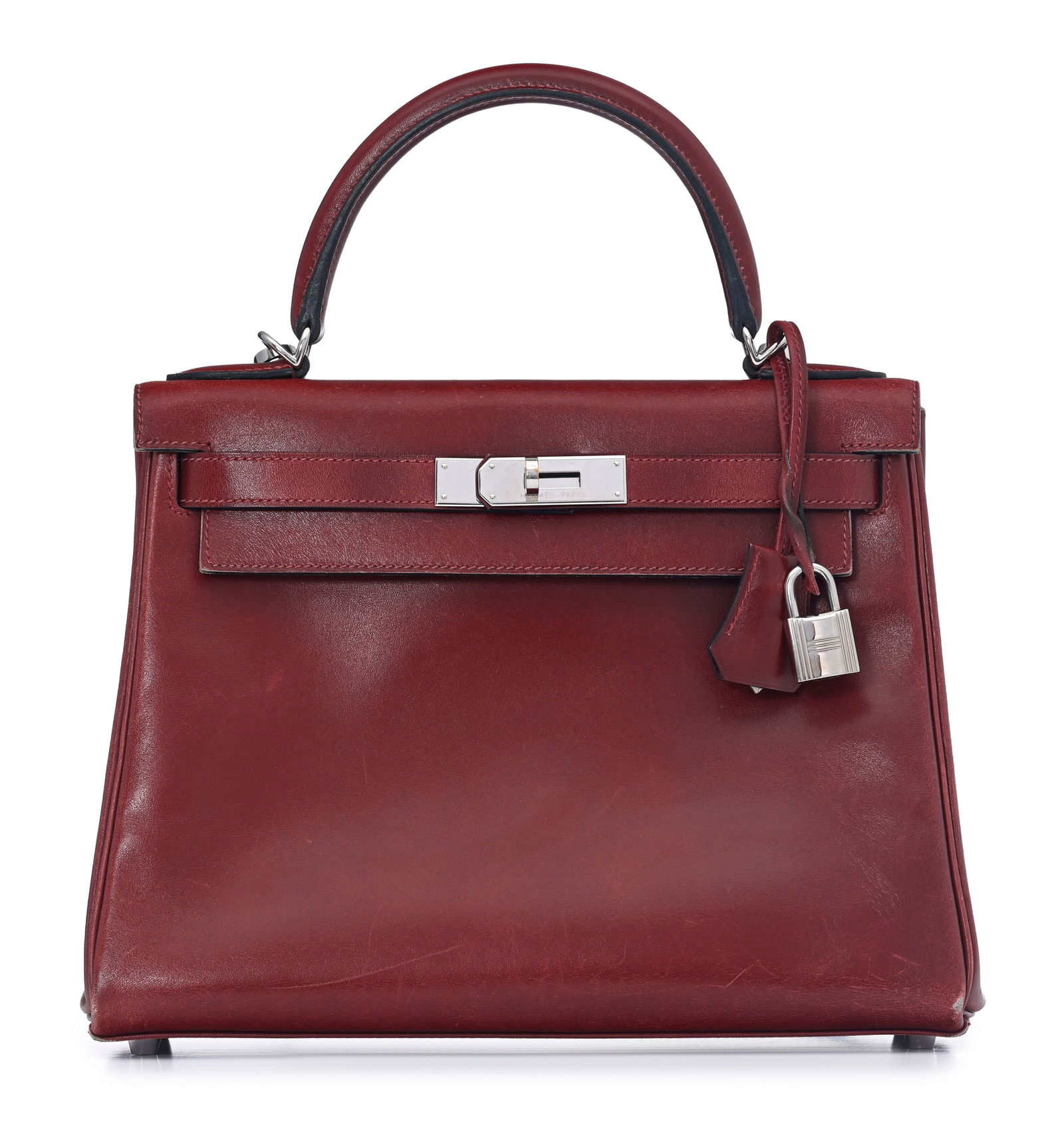 Hermès, sac Kelly 28 retourné en cuir Box Rouge Hermès, 2015, bouclerie palladium, ti: Hermès, sac Kelly 28 retourné en cuir Box Rouge Hermès, 2015, bouclerie palladium, tirette et clochettes avec deux clefs et cadenas, bandoulière, housse, 21x28 cm ConditionCe sac
