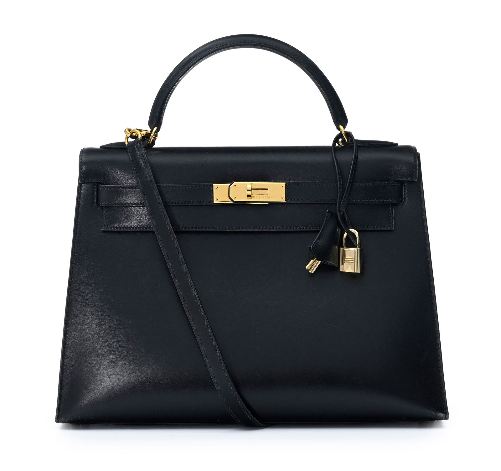 Hermès, sac Kelly 32 Sellier en cuir de box noir, bouclerie plaquée or, tirette et clochet: Hermès, sac Kelly 32 Sellier en cuir de box noir, bouclerie plaquée or, tirette et clochette avec 2 clefs et cadenas, housse, 23x32 cm ConditionBon état de conservation mais