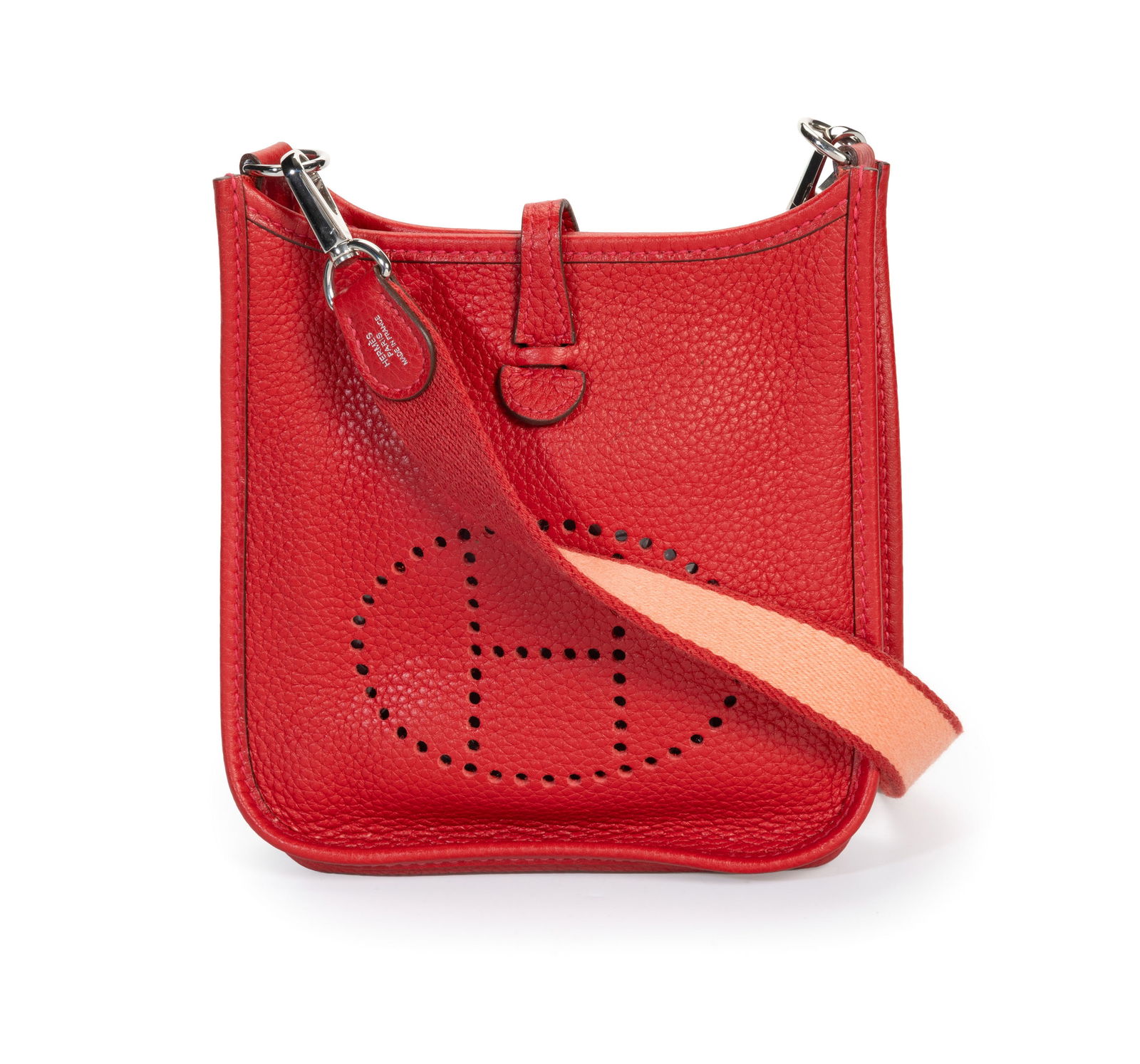 Hermès, sac Evelyne TPM en Togo rouge, année 2013, bouclerie couleur palladium, longue ban: Hermès, sac Evelyne TPM en Togo rouge, année 2013, bouclerie couleur palladium, longue bandoulière fixe en toile rouge et corail, housse, 17x17 cm ConditionExcellent état de