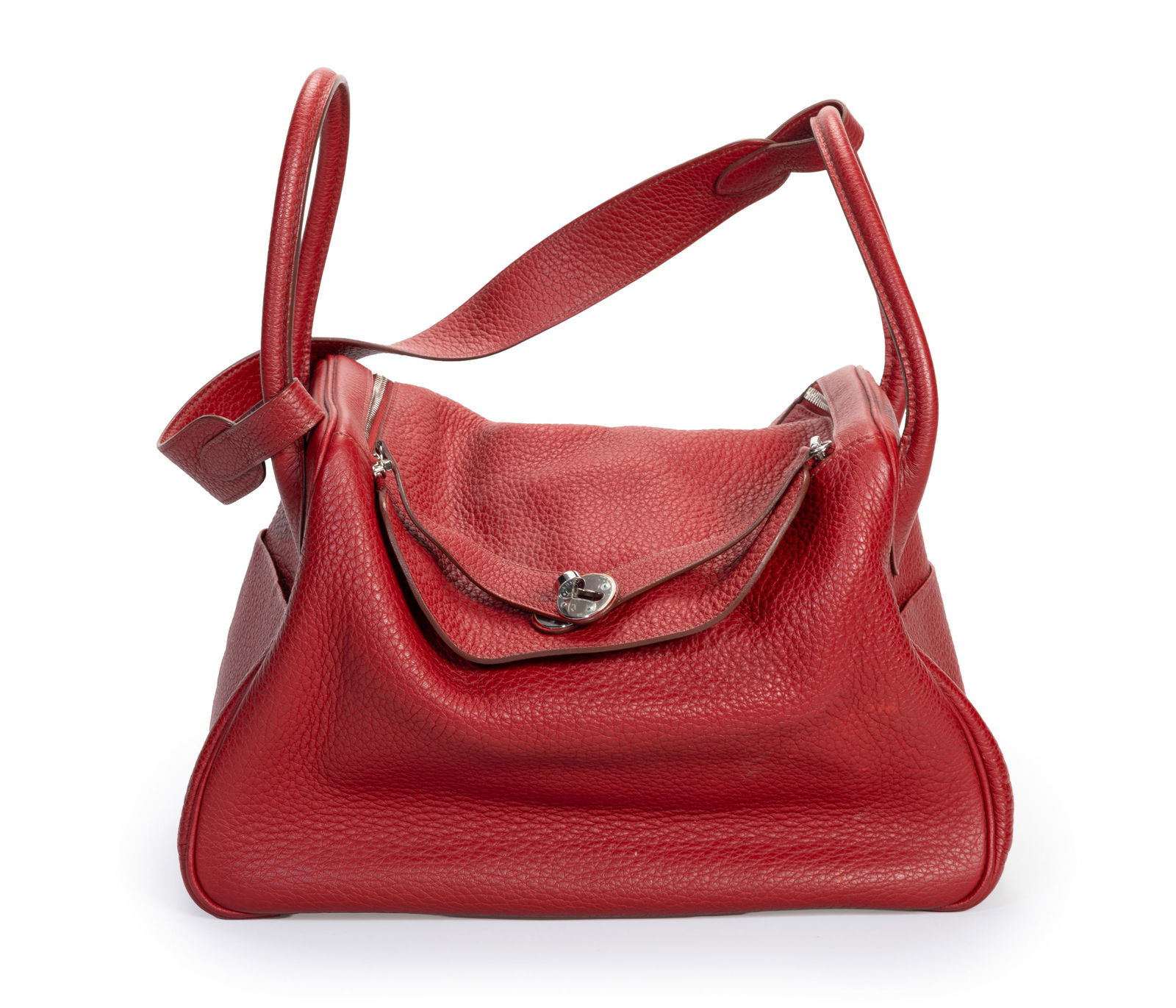 Hermès, sac Lindy 34 en cuir taurillon Clémence rouge, année 2009, bouclerie couleur : Hermès, sac Lindy 34 en cuir taurillon Clémence rouge, année 2009, bouclerie couleur palladium, housse, 23x34 cm ConditionTrès peu porté Bouclerie porte encore les stickers