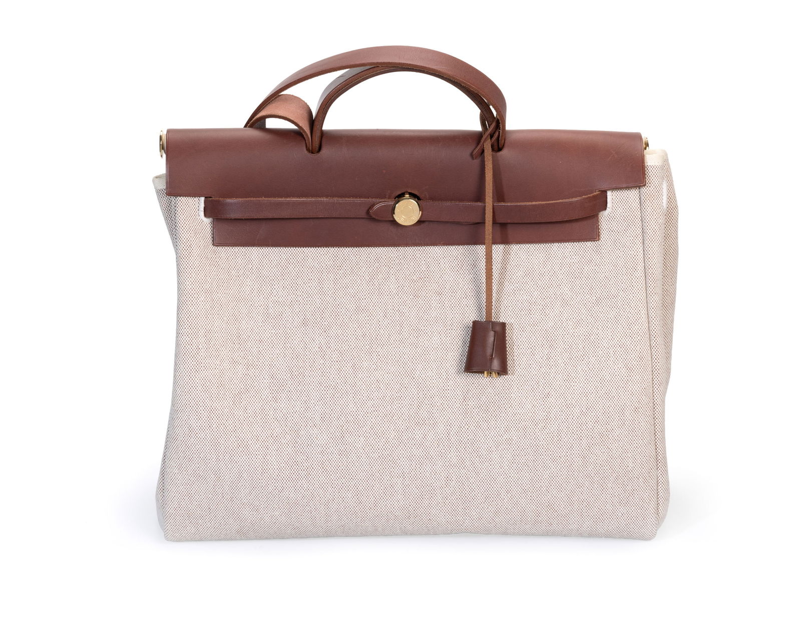 Hermès, sac Herbag 39 en cuir barénia marron et toile H beige, année 2001, tirette et: Hermès, sac Herbag 39 en cuir barénia marron et toile H beige, année 2001, tirette et clochette avec 2 clefs et cadenas, bandoulière, 32x39 cm ConditionBon état de