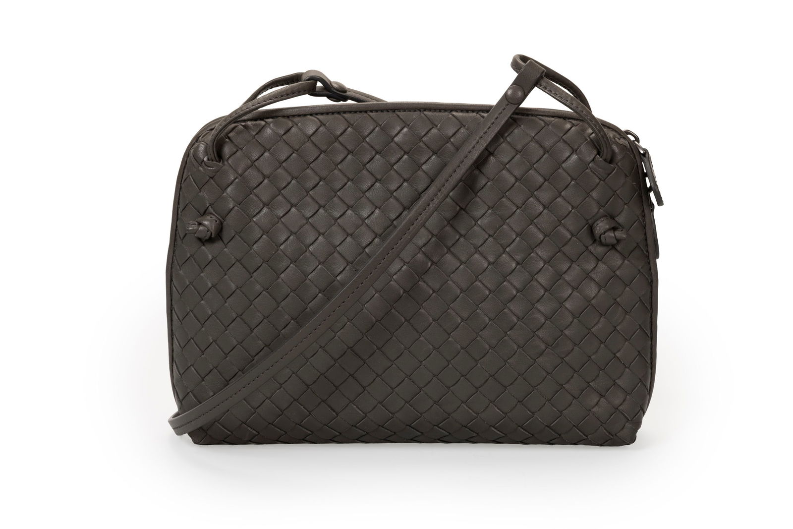 Bottega Veneta, pochette à bandoulière en cuir gris intrecciato nappa, 17x23 cm: Bottega Veneta, pochette à bandoulière en cuir gris intrecciato nappa, 17x23 cm ConditionTrès légères traces d'usures aux angles Intérieur propre 