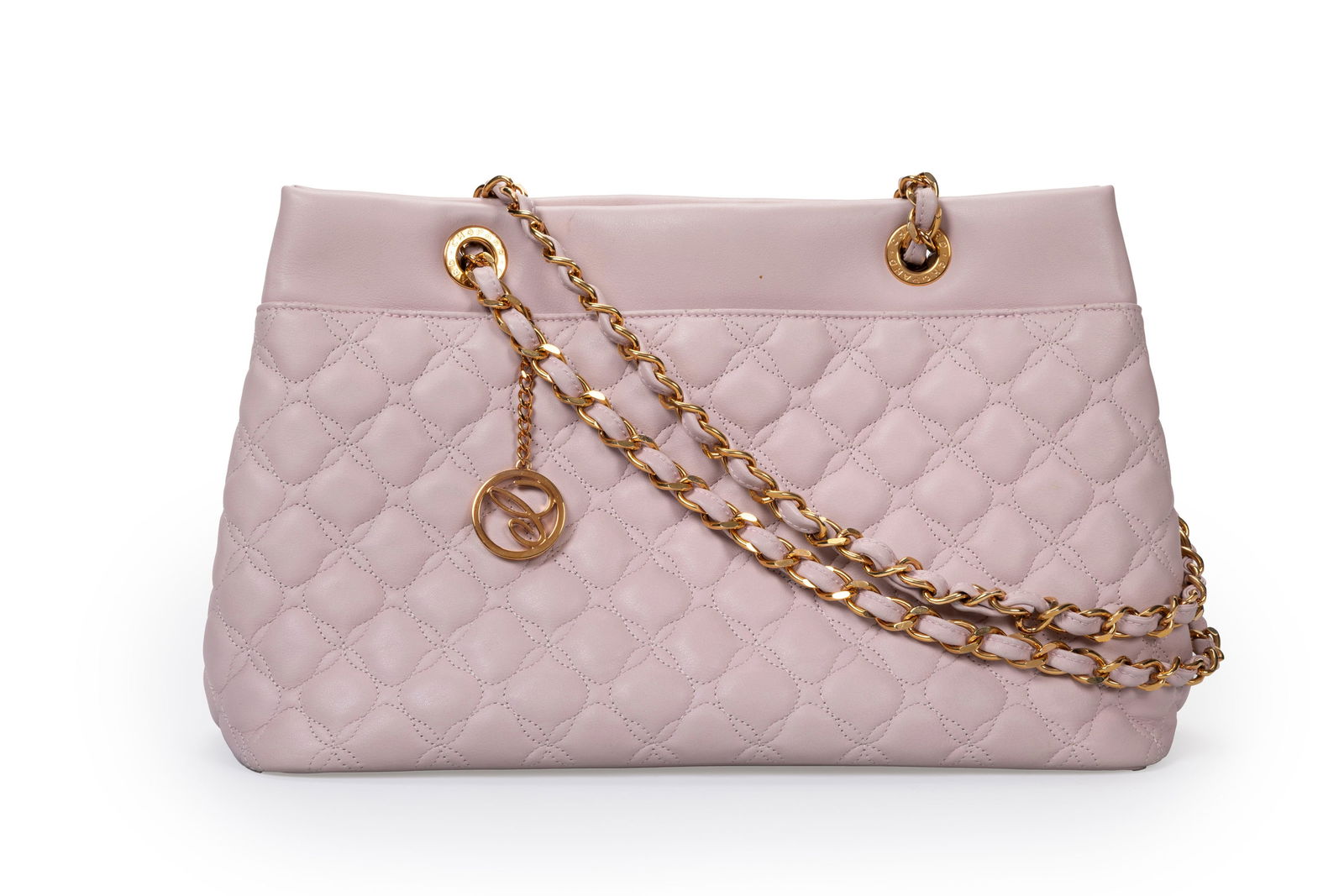 Chopard, sac Cabas Shopper en cuir lilas pale matelassé à médaillons, double bandouli: Chopard, sac Cabas Shopper en cuir lilas pale matelassé à médaillons, double bandoulière à chaînette et cuir entrelacé, 2 poches externes, charme Chopard sur