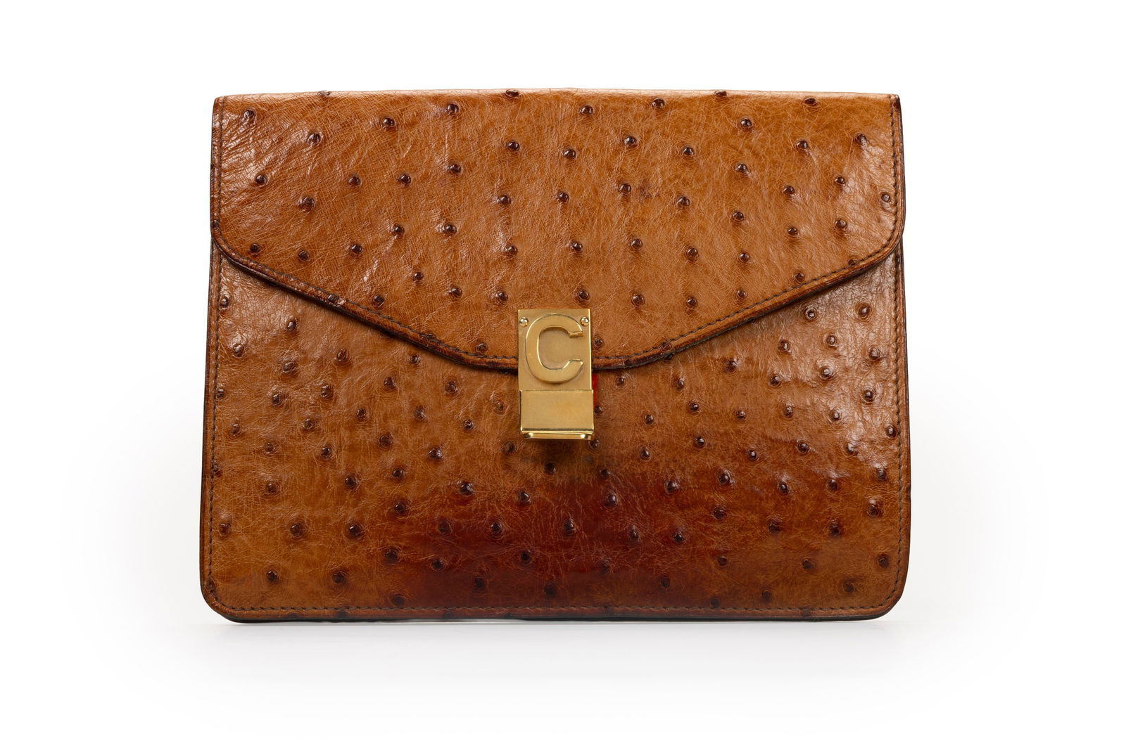 Céline, pochette à rabat vintage en autruche de couleur havane, fermoir en métal dor&: Céline, pochette à rabat vintage en autruche de couleur havane, fermoir en métal doré avec 'C' en relief, 17,5x22,5 cm ConditionVintage et très porté - assez souple Peau