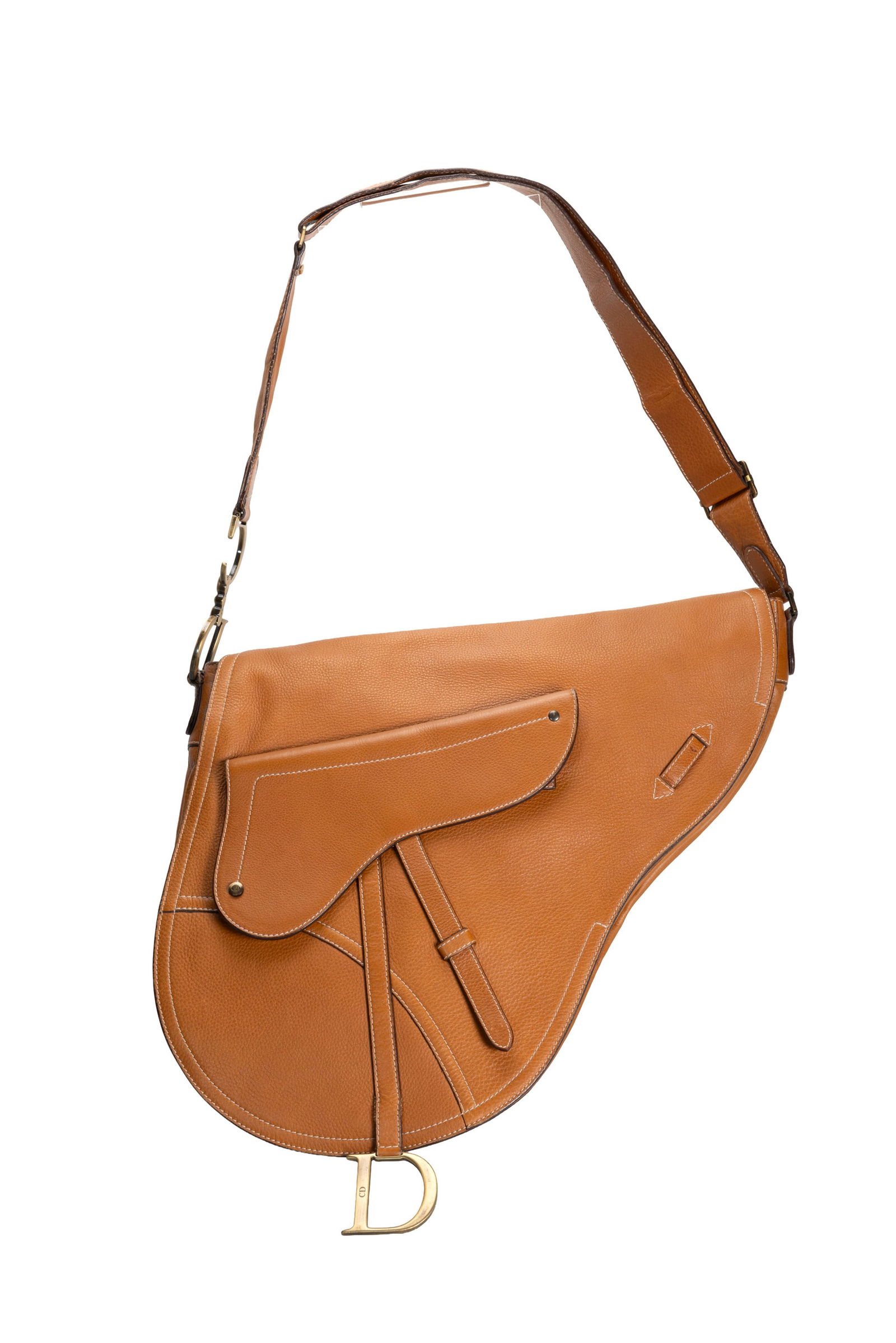 Christian Dior, sac Saddle messenger en cuir grainé fauve, 33x36 cm: Christian Dior, sac Saddle messenger en cuir grainé fauve, 33x36 cm ConditionLa bandoulière présente des plis au cuir Quelques taches sous le rabat au daim Intérieur propre 