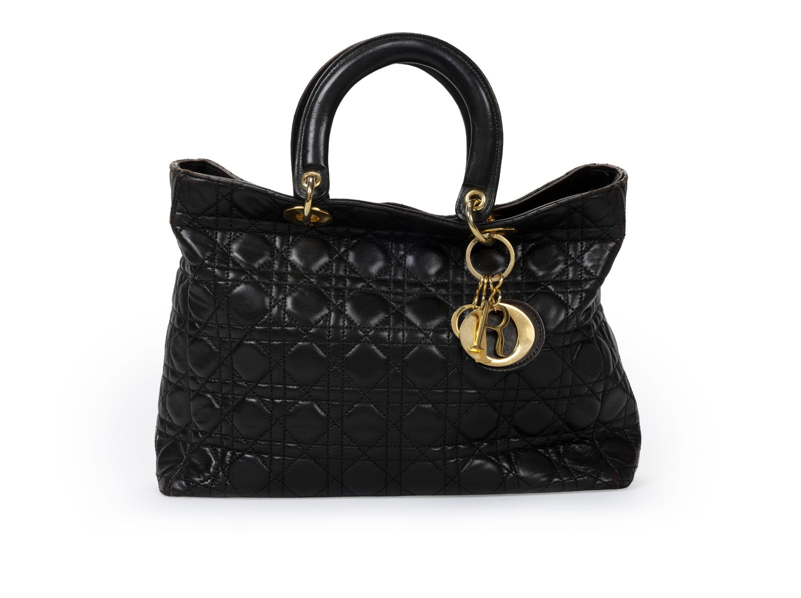 Christian Dior, sac Lady Dior GM vintage en cuir d'agneau noir matelassé cannage, charmes D.I.O: Christian Dior, sac Lady Dior GM vintage en cuir d'agneau noir matelassé cannage, charmes D.I.O.R., fermeture éclair, 23x32 cm ConditionÉtat d’usage marqué Décoloration