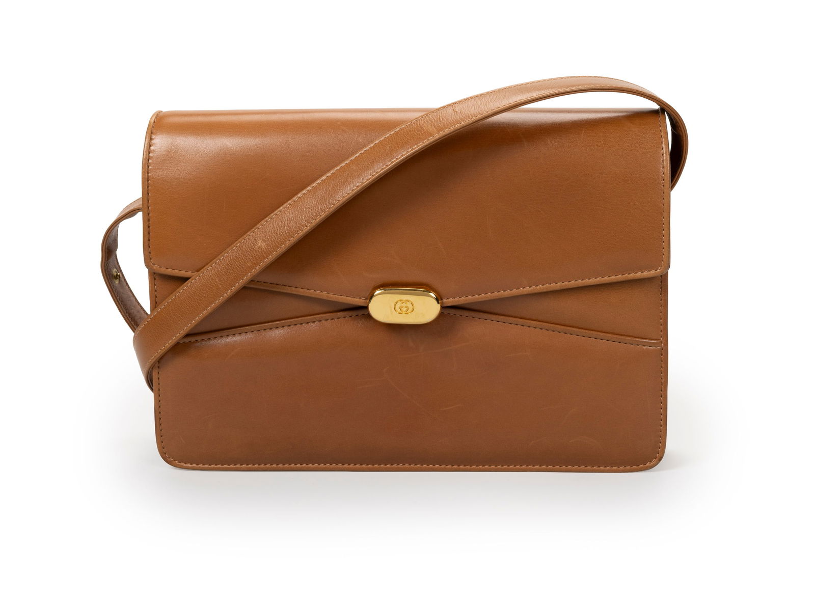 Gucci, sac à rabat vintage en cuir lisse fauve, bandoulière réglable à deux long: Gucci, sac à rabat vintage en cuir lisse fauve, bandoulière réglable à deux longueurs, 18x25,5 cm 