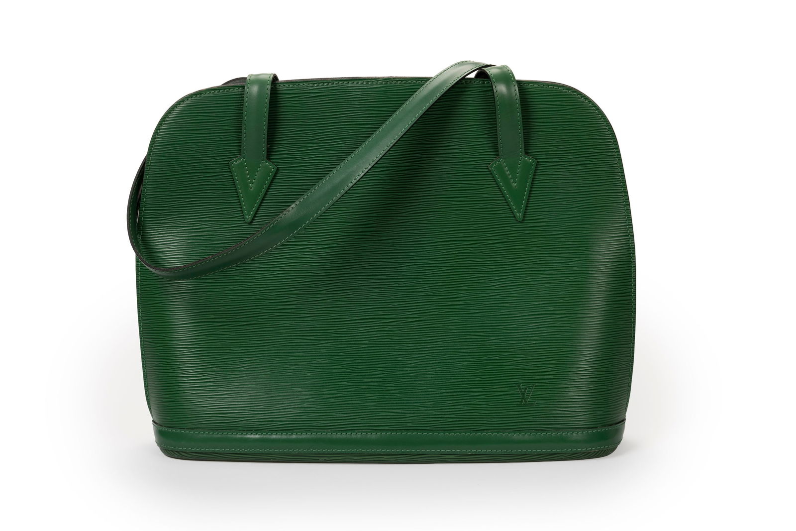 Louis Vuitton, sac Lussac, en cuir épi vert Bornéo, fermeture éclaire,, housse, 30x38: Louis Vuitton, sac Lussac, en cuir épi vert Bornéo**,** fermeture éclaire,, housse, 30x38 cm Condition Bon état de conservation. Usures aux bords sur la base. Intérieur po