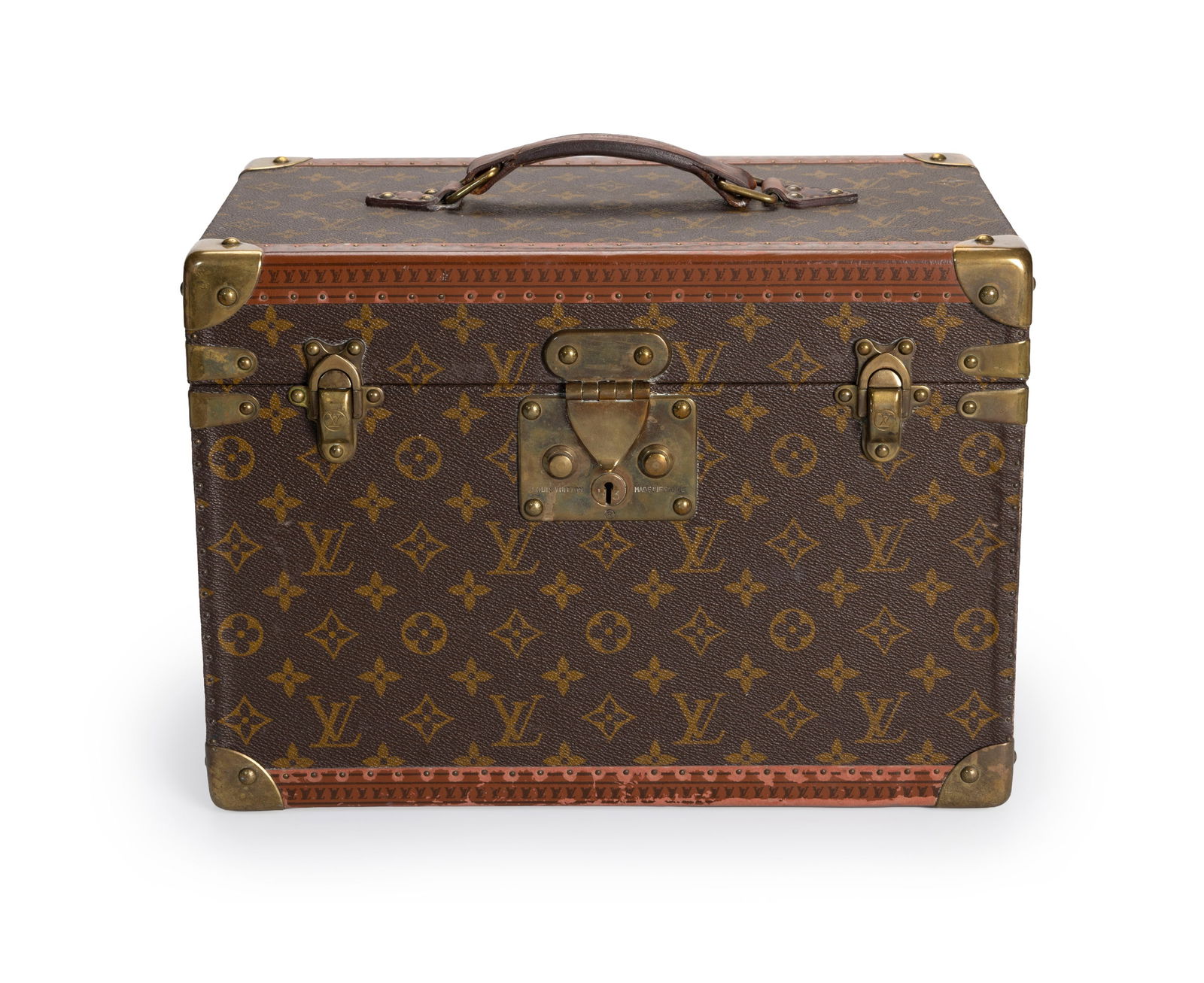 Louis Vuitton, boîte à pharmacie en toile enduite Monogram, cornières en lozine sur l: Louis Vuitton, boîte à pharmacie en toile enduite Monogram, cornières en lozine sur les longueurs, équerres et serrure en laiton, intérieur avec courroies en cuir pour bouteil