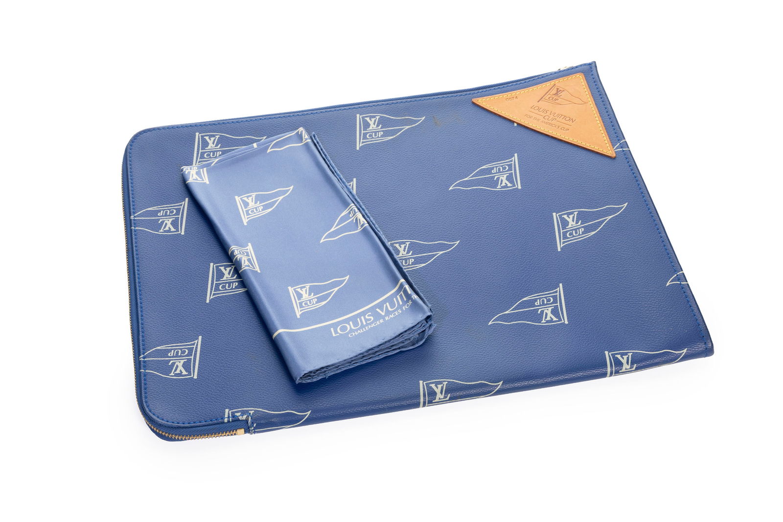 Louis Vuitton, porte-documents en toile enduite et pochette en twill de soie America’s Cup, de: Louis Vuitton, porte-documents en toile enduite et pochette en twill de soie America’s Cup, de couleur bleu roi avec le drapeau LV en beige, porte-documents numéroté 0074 sur l'angle