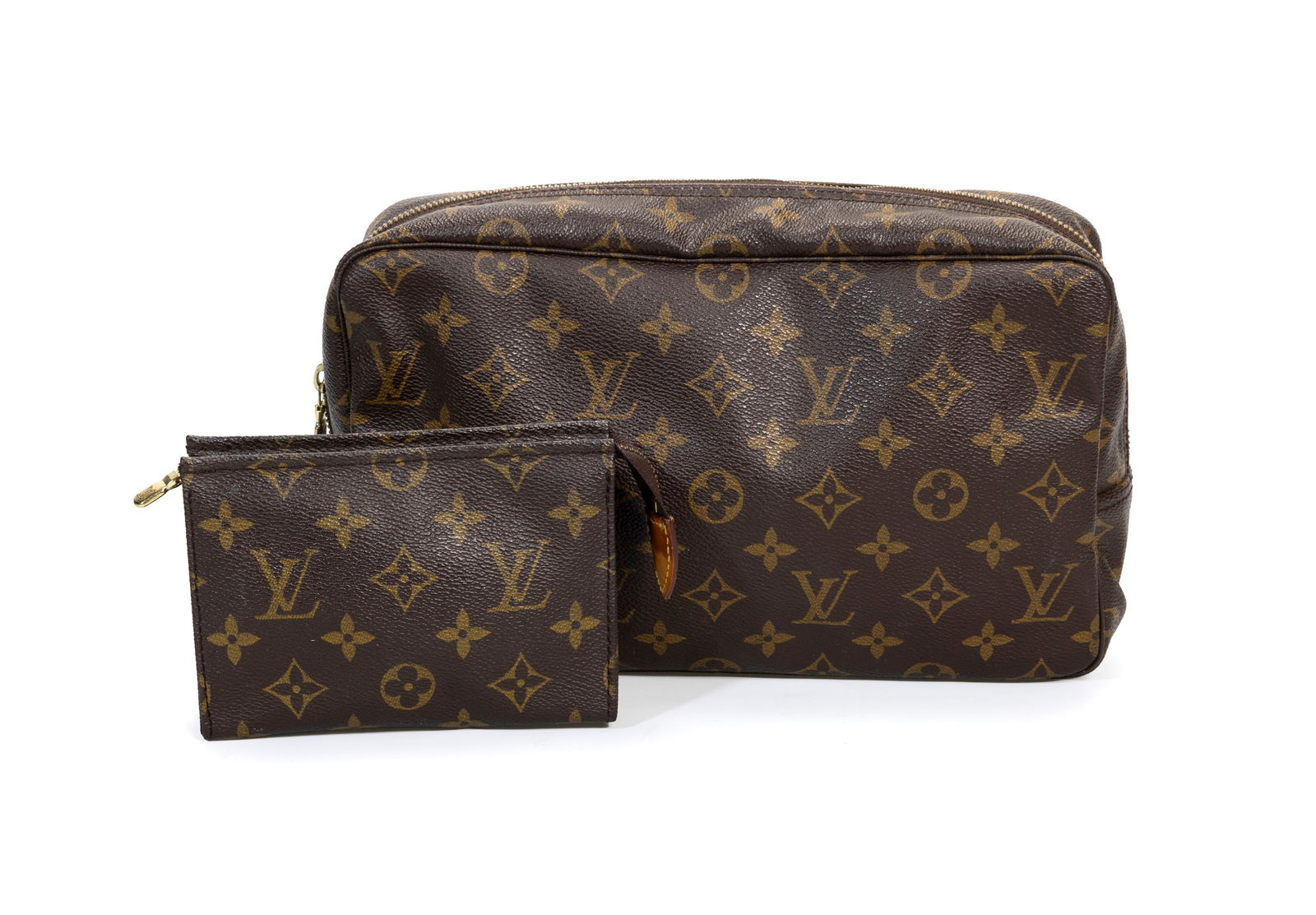 Louis Vuitton, ensemble de petite maroquinerie en toile enduite Monogram: 1 trousse de toilette, 1 p (1 of 3)