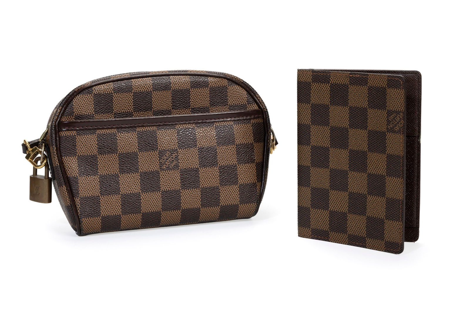 Louis Vuitton, ensemble de 1 trousse et et 1 porte passeport en toile damier ébène: Louis Vuitton, ensemble de 1 trousse et et 1 porte passeport en toile damier ébène ConditionPochette: Extérieur en bon état de conservation - sans clef Intérieur sali avec