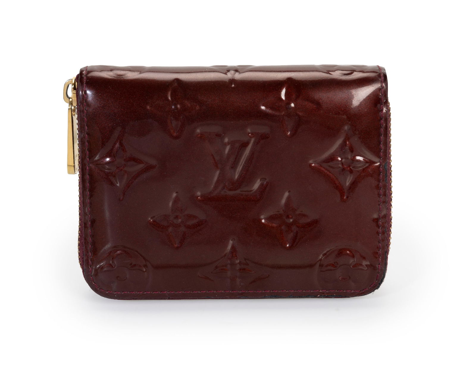 Louis Vuitton, portefeuille Zippy Compacte en cuir amarante vernis Monogram empreinte, housse, bo: Louis Vuitton, portefeuille Zippy Compacte en cuir amarante vernis Monogram empreinte, housse, boîte, 8,5x11 cm ConditionMoyen état de conservation Métal doré terne Usures au