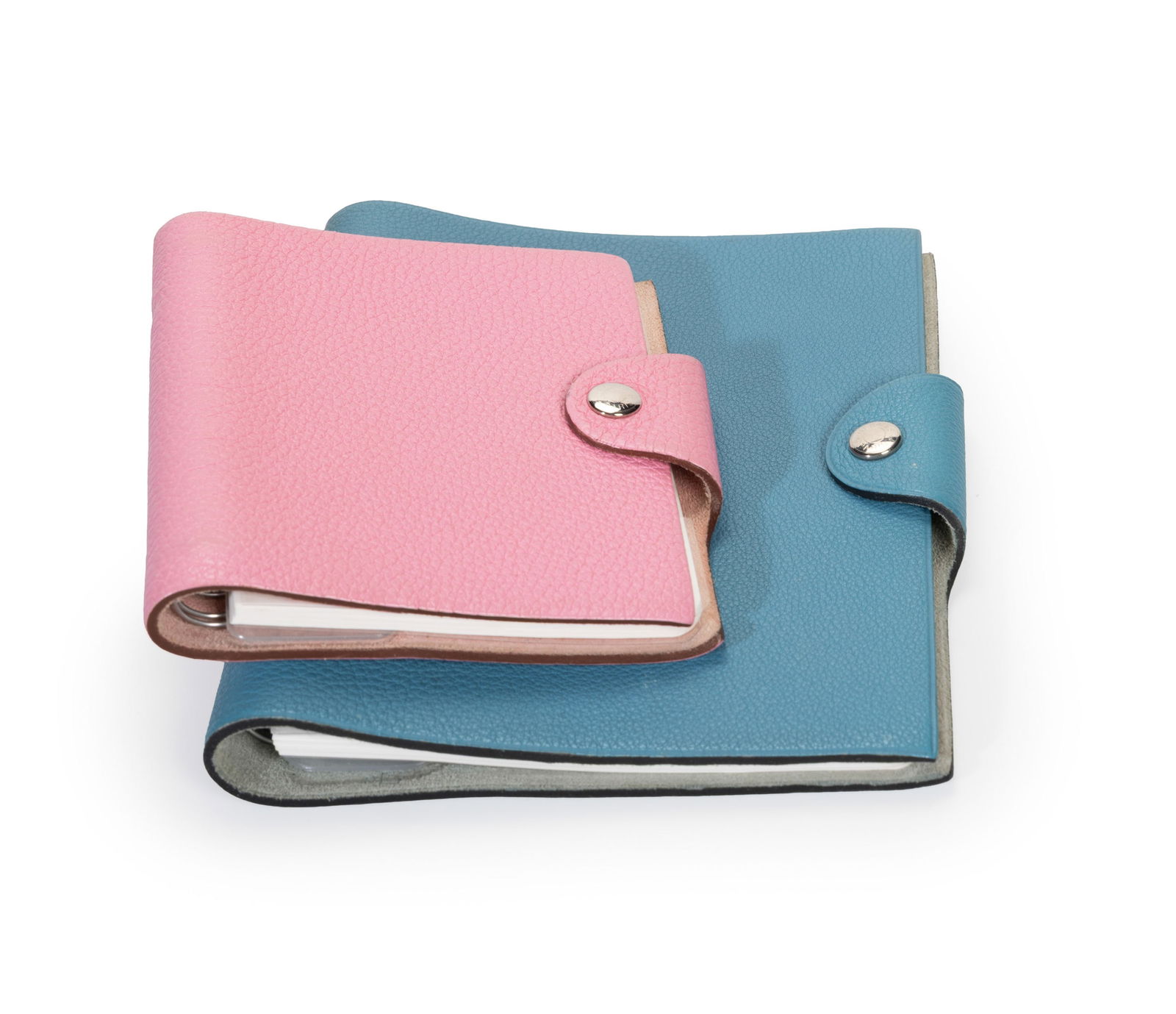 Hermès, 2 porte-carnets en cuir grainé, l'un en cuir Togo rose et l'autre en cuir bleu jea: Hermès, 2 porte-carnets en cuir grainé, l'un en cuir Togo rose et l'autre en cuir bleu jean, 2 boîtes, 11,5x10 et 15,5x13 cm 