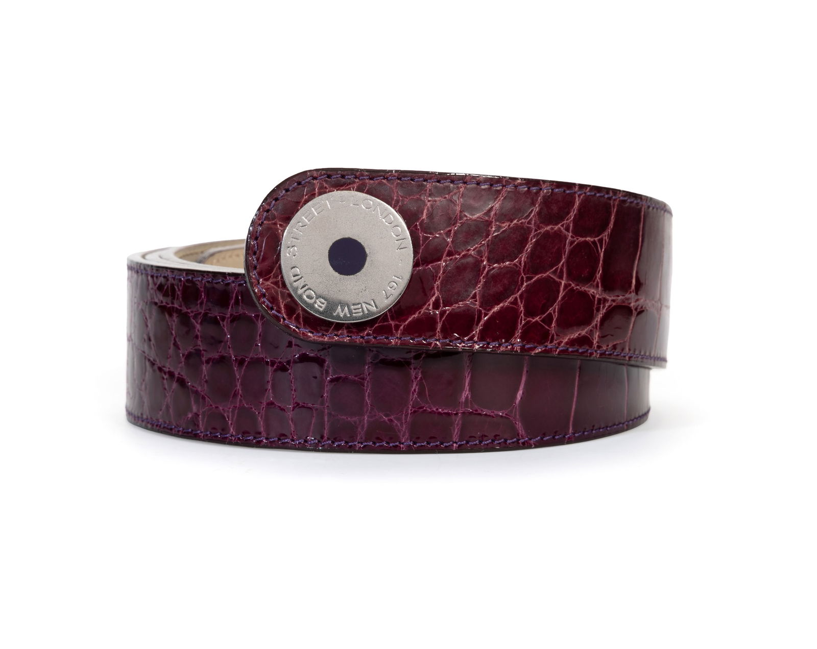 Asprey, ceinture en alligator cassis brillant, boucle rond ciselé 197 New Bond Street. T106: Asprey, ceinture en alligator cassis brillant, boucle rond ciselé 197 New Bond Street. T106 ConditionLe métal du boucle est piqué, donnant un effet amati 