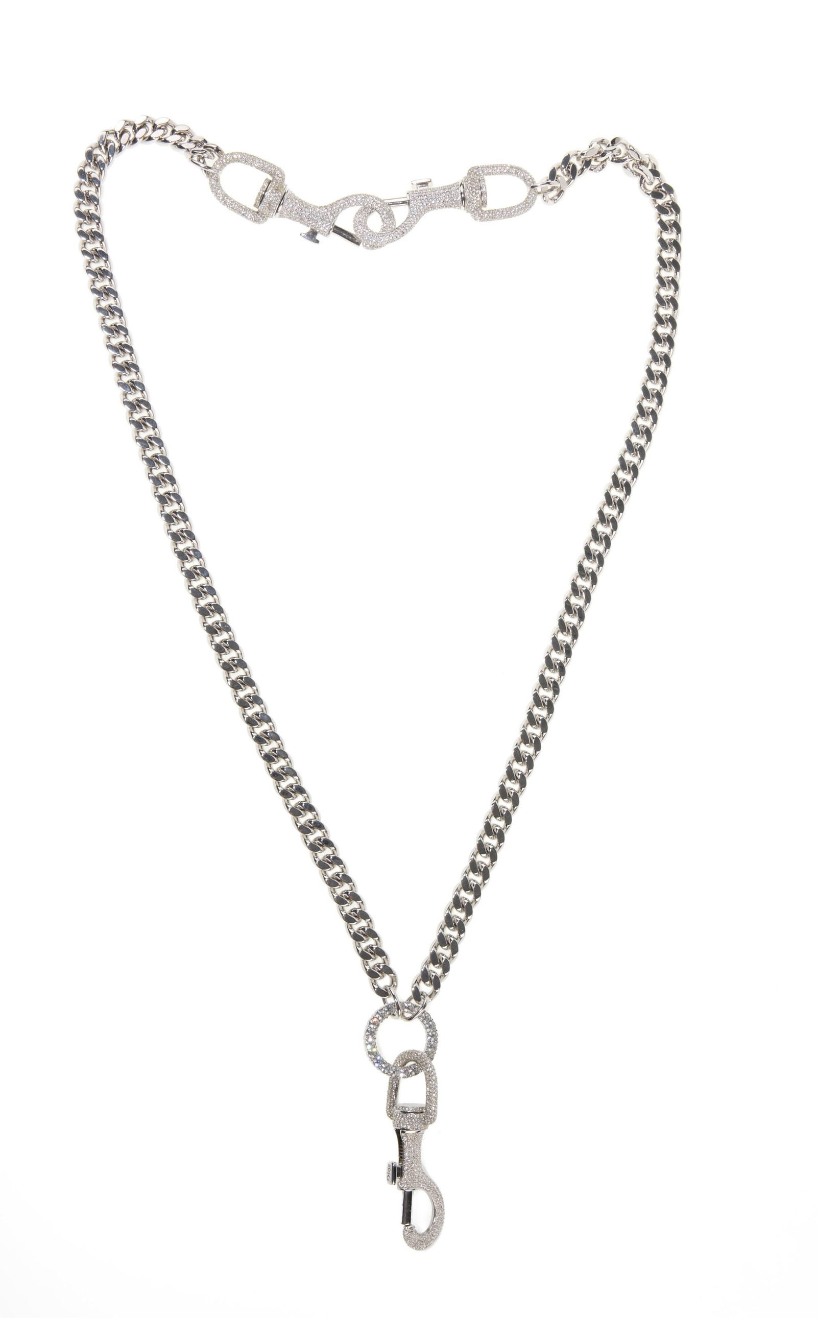 Christian Dior, ceinture accessoire John Galliano Printemps 2003, chaine de couleur argent retentant: Christian Dior, ceinture accessoire John Galliano Printemps 2003, chaine de couleur argent retentant 3 accroches pavé de strass et un anneau rivière strass, long. 108 cm