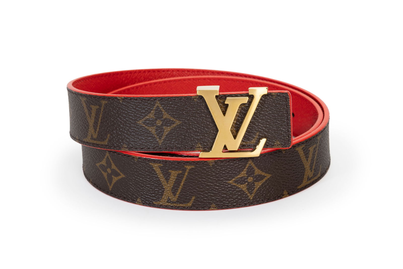 Louis Vuitton, ceinture LV Initiales réversible 30mm en enduite Monogram et cuir taïga rou: Louis Vuitton, ceinture LV Initiales réversible 30mm en enduite Monogram et cuir taïga rouge cérise, boucle LV en métal doré, boîte, T80 ConditionExcellent état -