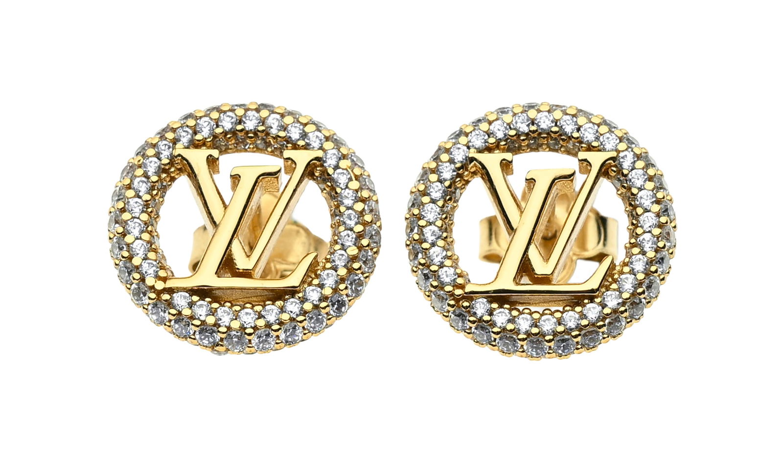 Louis Vuitton, paire de clous d’oreilles Louis By Night en métal doré en forme dR: Louis Vuitton, paire de clous d’oreilles Louis By Night en métal doré en forme d’anneau pavé de strass centré du logo LV, diam. 1,5 cm 