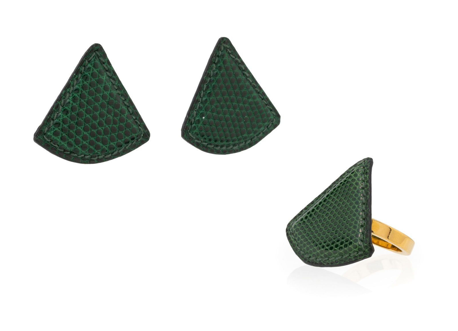Hermès, paire de clips d'oreilles et bague monté d’un triangle Varan Vert, boît: Hermès, paire de clips d'oreilles et bague monté d’un triangle Varan Vert, boîte 