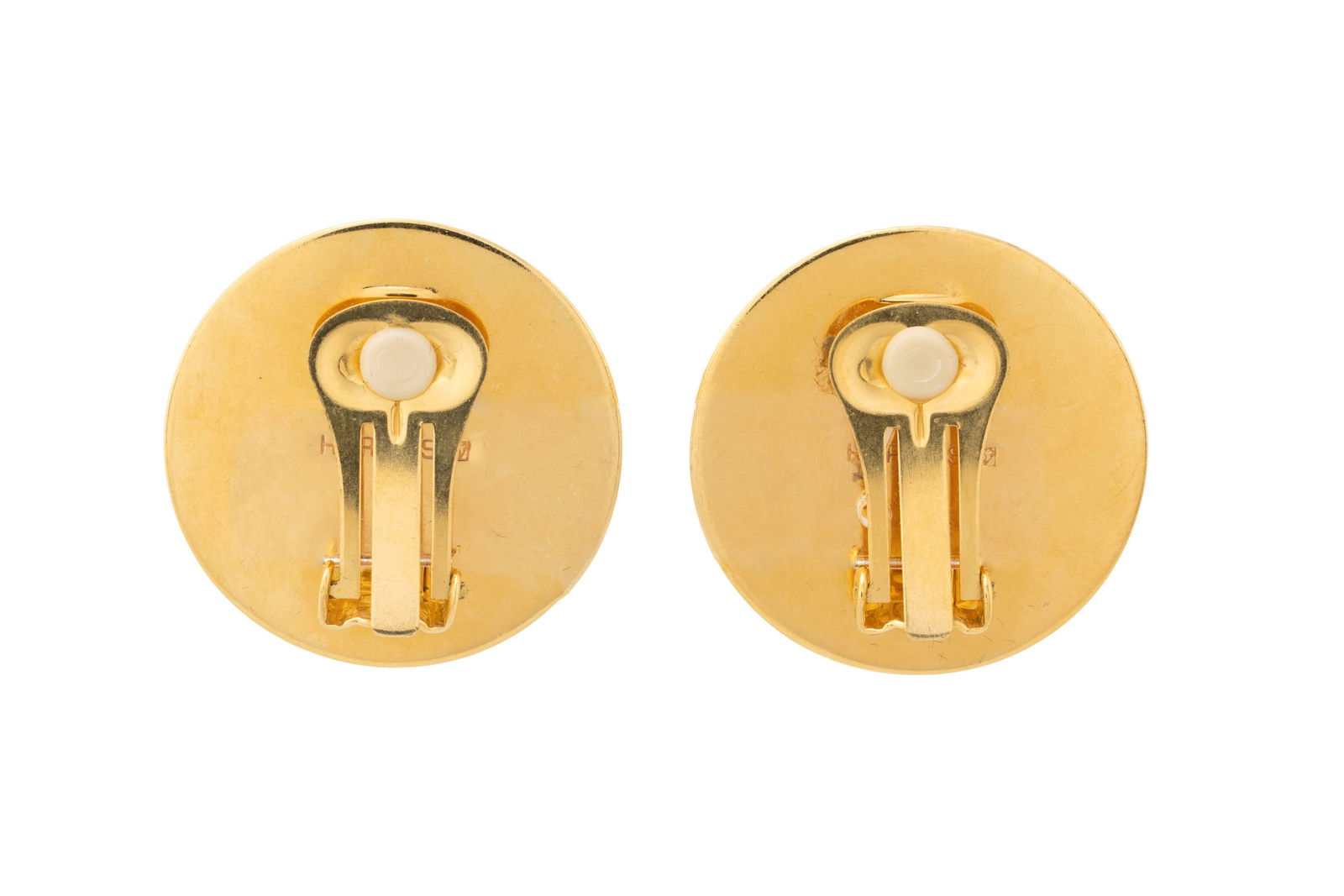 Hermès, paire de clips d’oreille en métal doré et émail, boîte, diam. - 3